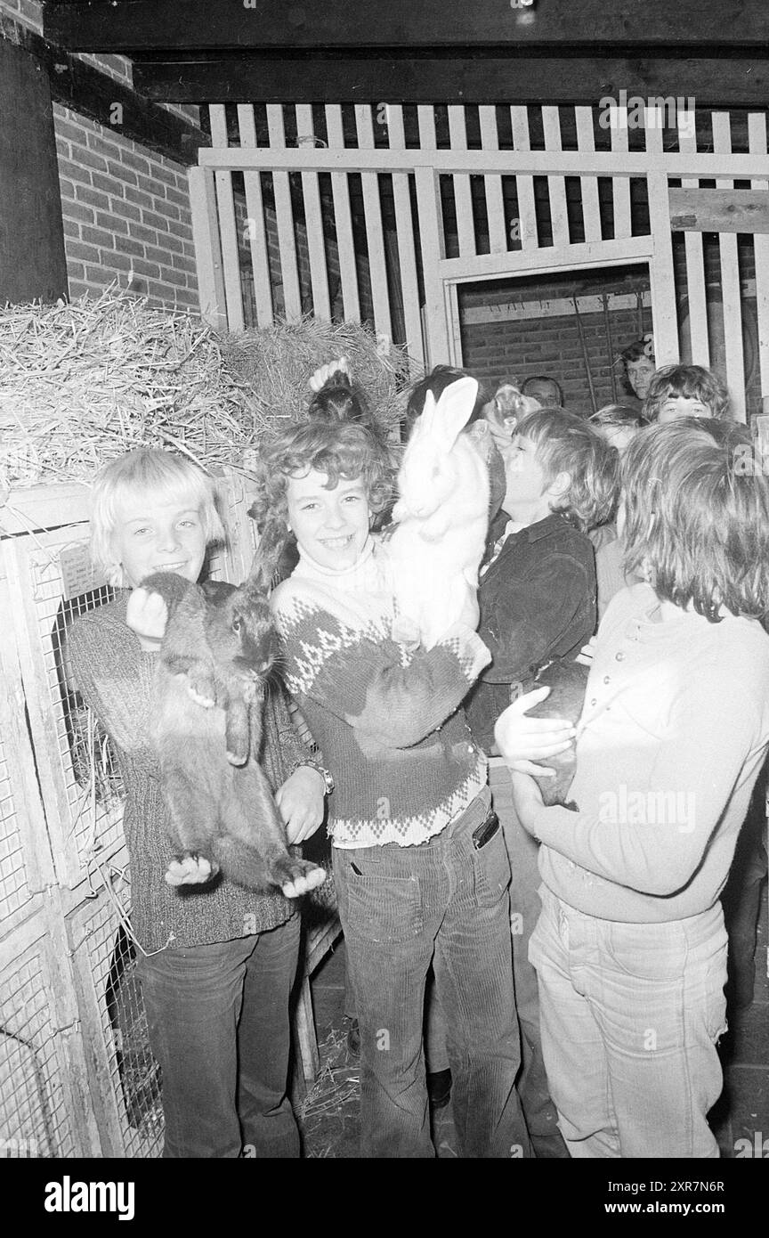 Kinder, die einen Kaninchenzüchter besuchen, 11. 10. 1973, Whizgle Dutch News: Historische Bilder für die Zukunft. Erkunden Sie die Vergangenheit der Niederlande mit modernen Perspektiven durch Bilder von niederländischen Agenturen. Verbinden der Ereignisse von gestern mit den Erkenntnissen von morgen. Begeben Sie sich auf eine zeitlose Reise mit Geschichten, die unsere Zukunft prägen. Stockfoto
