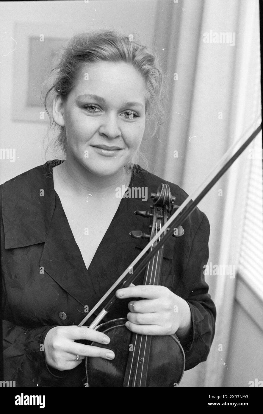 Herr de Groot mit Tochter, Haarlem, Niederlande, 12. 11. 1991, Whizgle Dutch News: Historische Bilder für die Zukunft. Erkunden Sie die Vergangenheit der Niederlande mit modernen Perspektiven durch Bilder von niederländischen Agenturen. Verbinden der Ereignisse von gestern mit den Erkenntnissen von morgen. Begeben Sie sich auf eine zeitlose Reise mit Geschichten, die unsere Zukunft prägen. Stockfoto