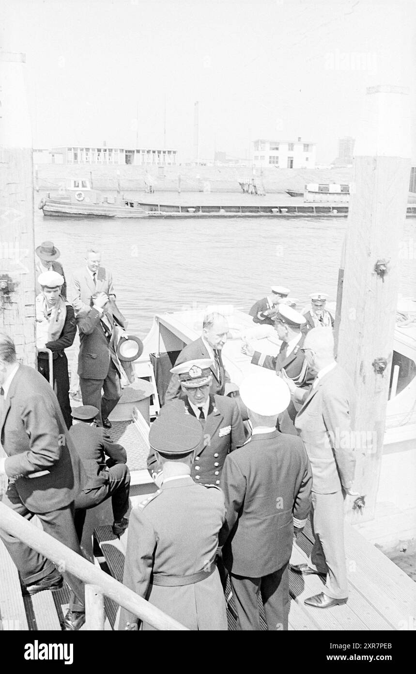 Prinz Claus besucht Hoogovens, Royal Events, 13.-06-1966, Whizgle Dutch News: Historische Bilder zugeschnitten auf die Zukunft. Erkunden Sie die Vergangenheit der Niederlande mit modernen Perspektiven durch Bilder von niederländischen Agenturen. Verbinden der Ereignisse von gestern mit den Erkenntnissen von morgen. Begeben Sie sich auf eine zeitlose Reise mit Geschichten, die unsere Zukunft prägen. Stockfoto