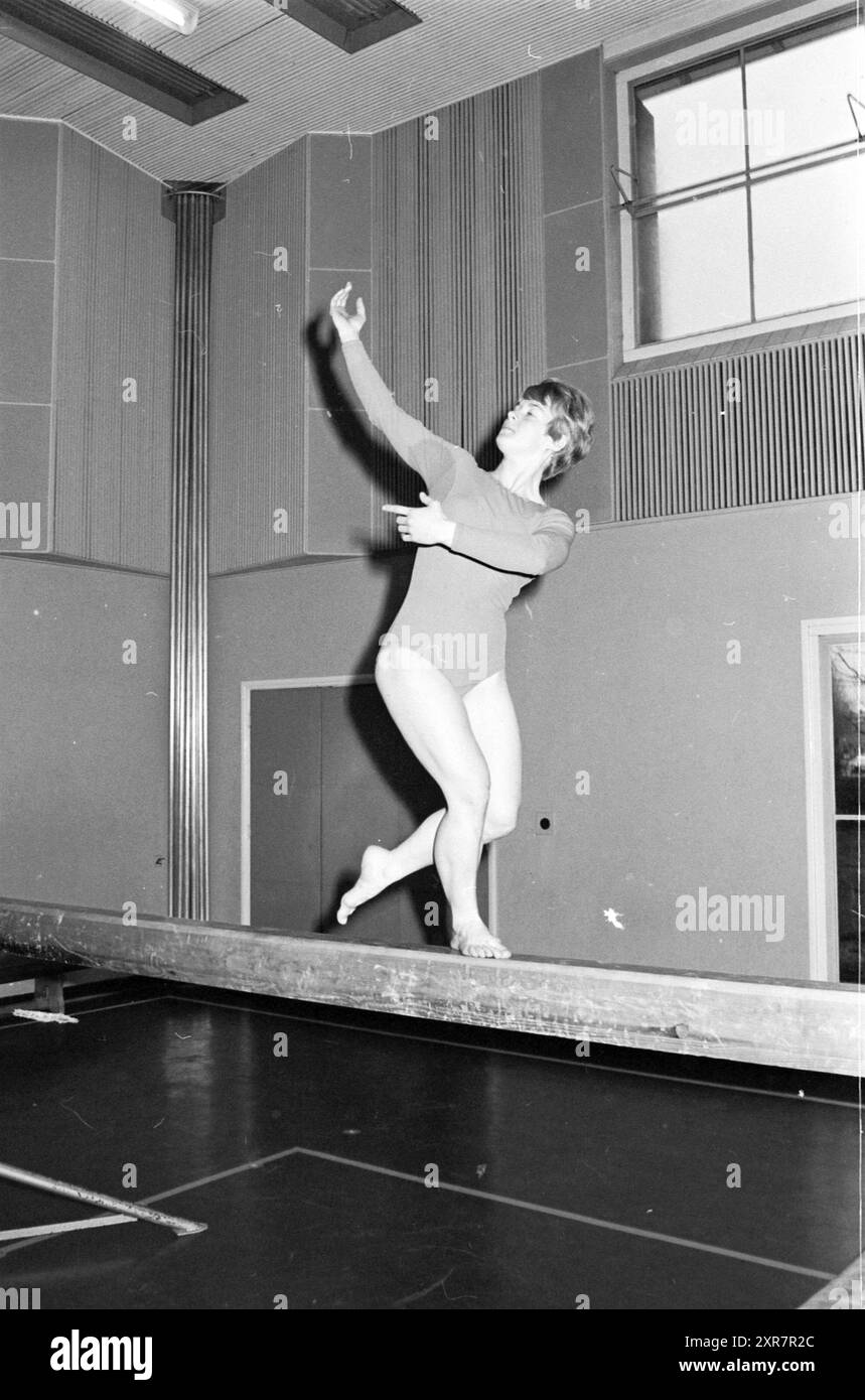 Turner am Balancebalken, Whizgle Dutch News: Historische Bilder für die Zukunft. Erkunden Sie die Vergangenheit der Niederlande mit modernen Perspektiven durch Bilder von niederländischen Agenturen. Verbinden der Ereignisse von gestern mit den Erkenntnissen von morgen. Begeben Sie sich auf eine zeitlose Reise mit Geschichten, die unsere Zukunft prägen. Stockfoto