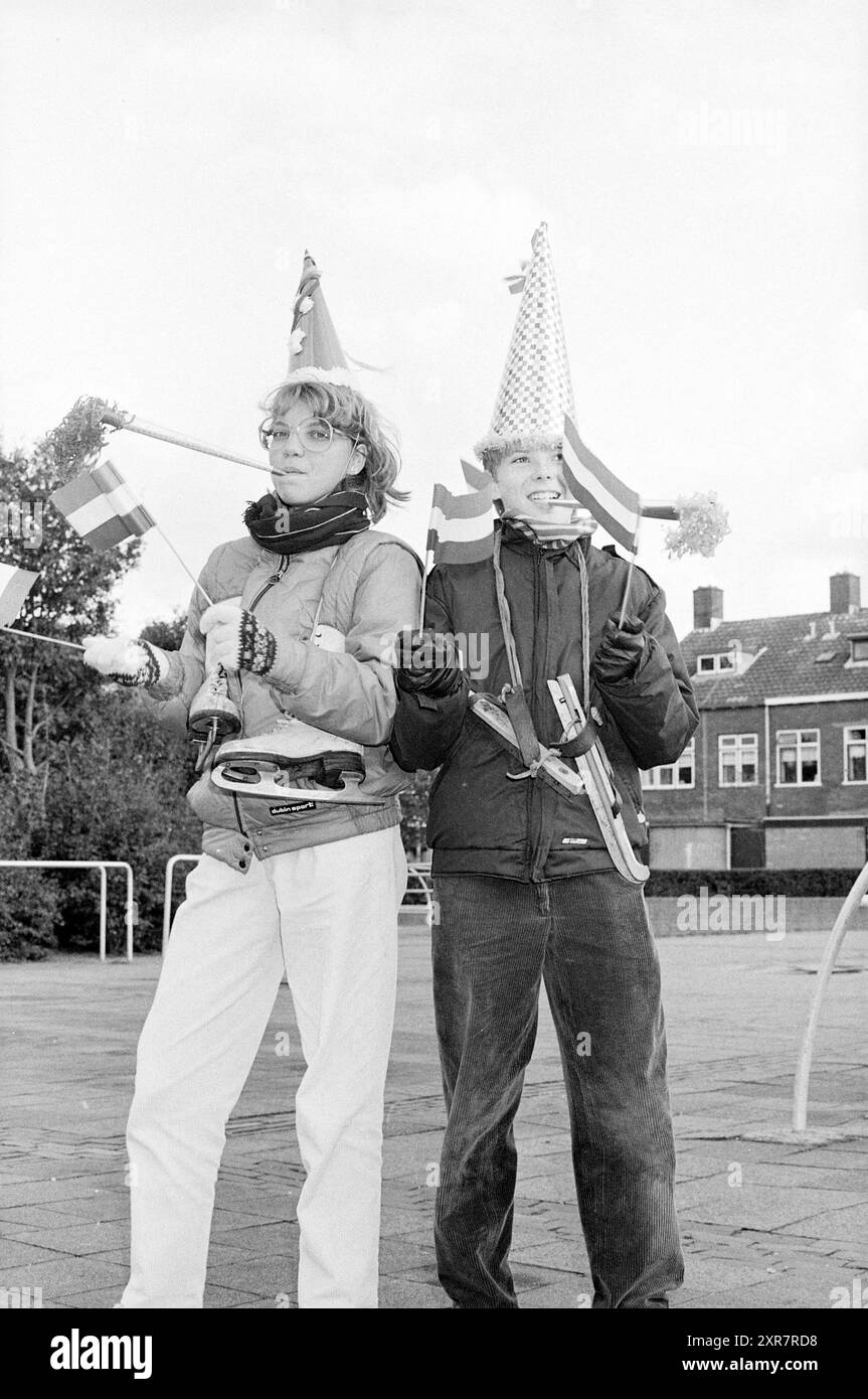 Mädchen und Junge in Schlittschuhen und Partykleidung, Kinder, Kinder, Kinderheime, Kinderparty, Kinder, Eis, Eislaufbahn, Eishockey, 11-10-1983, Whizgle Dutch News: historische Bilder für die Zukunft. Erkunden Sie die Vergangenheit der Niederlande mit modernen Perspektiven durch Bilder von niederländischen Agenturen. Verbinden der Ereignisse von gestern mit den Erkenntnissen von morgen. Begeben Sie sich auf eine zeitlose Reise mit Geschichten, die unsere Zukunft prägen. Stockfoto