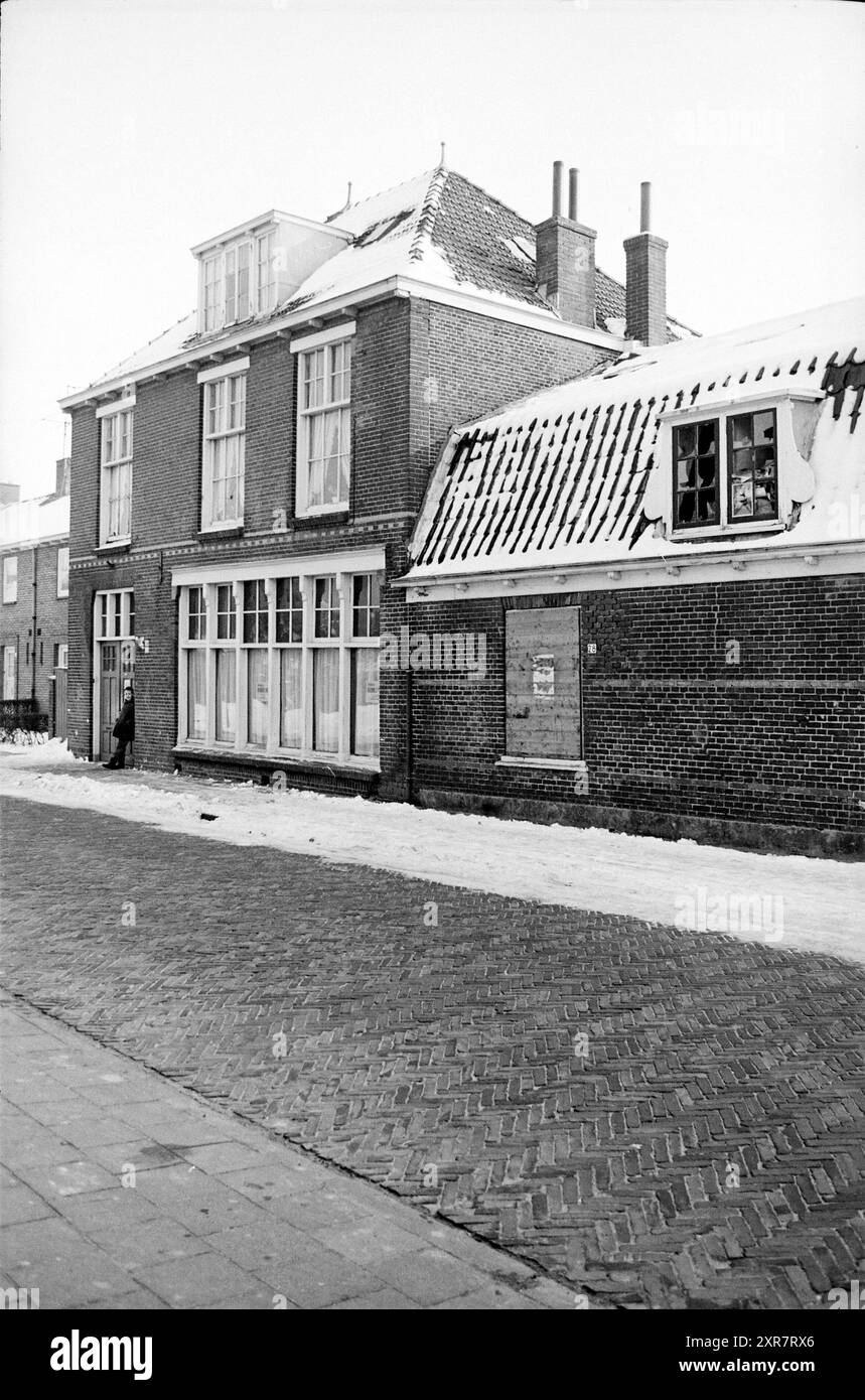 Vakanz: Verschlossenes Gebäude mit zertrümmerten Fenstern in Nummer 28., Whizgle Dutch News: Historische Bilder zugeschnitten auf die Zukunft. Erkunden Sie die Vergangenheit der Niederlande mit modernen Perspektiven durch Bilder von niederländischen Agenturen. Verbinden der Ereignisse von gestern mit den Erkenntnissen von morgen. Begeben Sie sich auf eine zeitlose Reise mit Geschichten, die unsere Zukunft prägen. Stockfoto