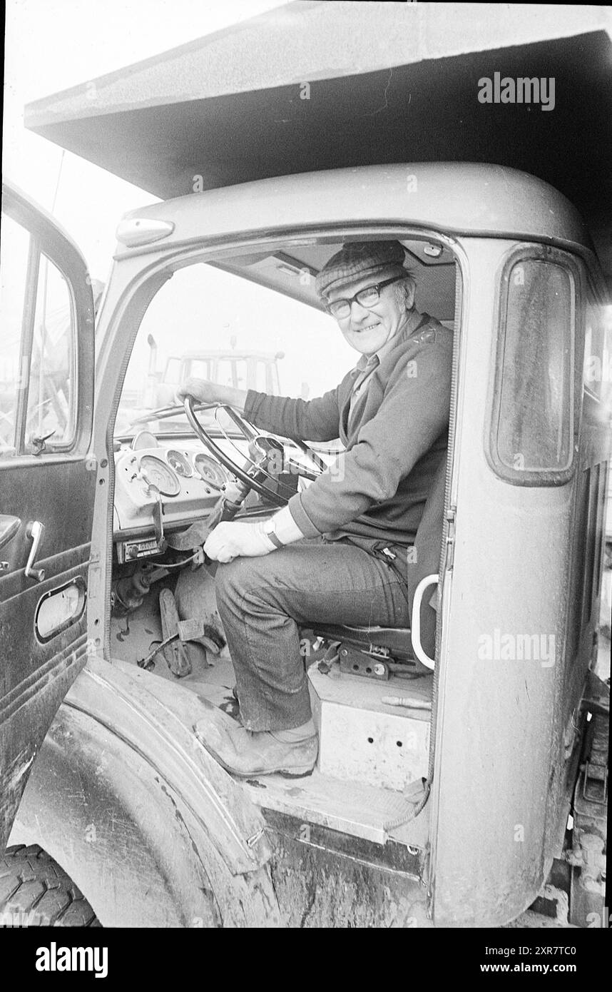 Truck Driver, 00-00-1972, Whizgle Dutch News: Historische Bilder für die Zukunft. Erkunden Sie die Vergangenheit der Niederlande mit modernen Perspektiven durch Bilder von niederländischen Agenturen. Verbinden der Ereignisse von gestern mit den Erkenntnissen von morgen. Begeben Sie sich auf eine zeitlose Reise mit Geschichten, die unsere Zukunft prägen. Stockfoto