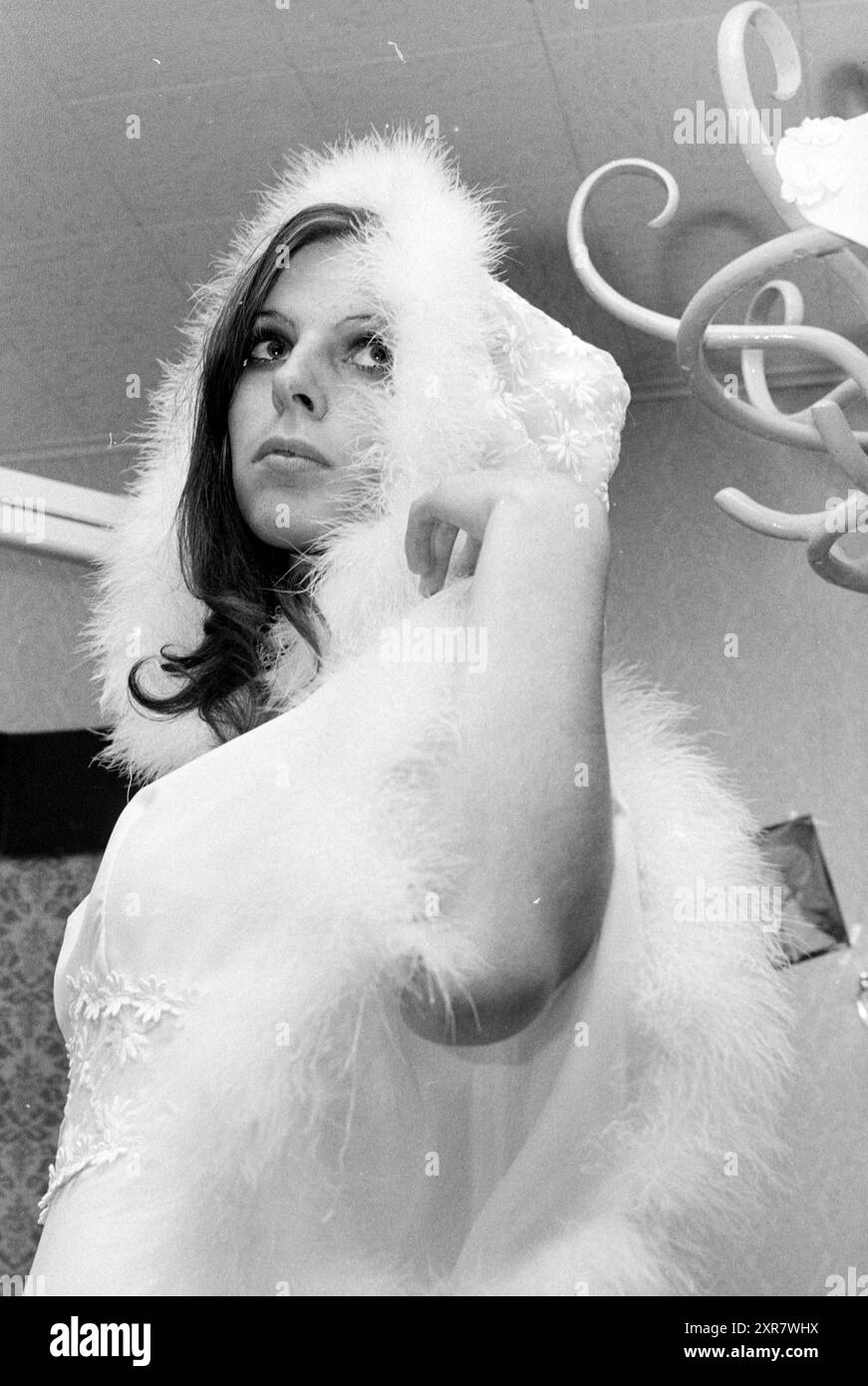 Bride Fashion House Liba, Personen, 10.03.1973, Whizgle Dutch News: Historical Images Tailored for the Future. Erkunden Sie die Vergangenheit der Niederlande mit modernen Perspektiven durch Bilder von niederländischen Agenturen. Verbinden der Ereignisse von gestern mit den Erkenntnissen von morgen. Begeben Sie sich auf eine zeitlose Reise mit Geschichten, die unsere Zukunft prägen. Stockfoto