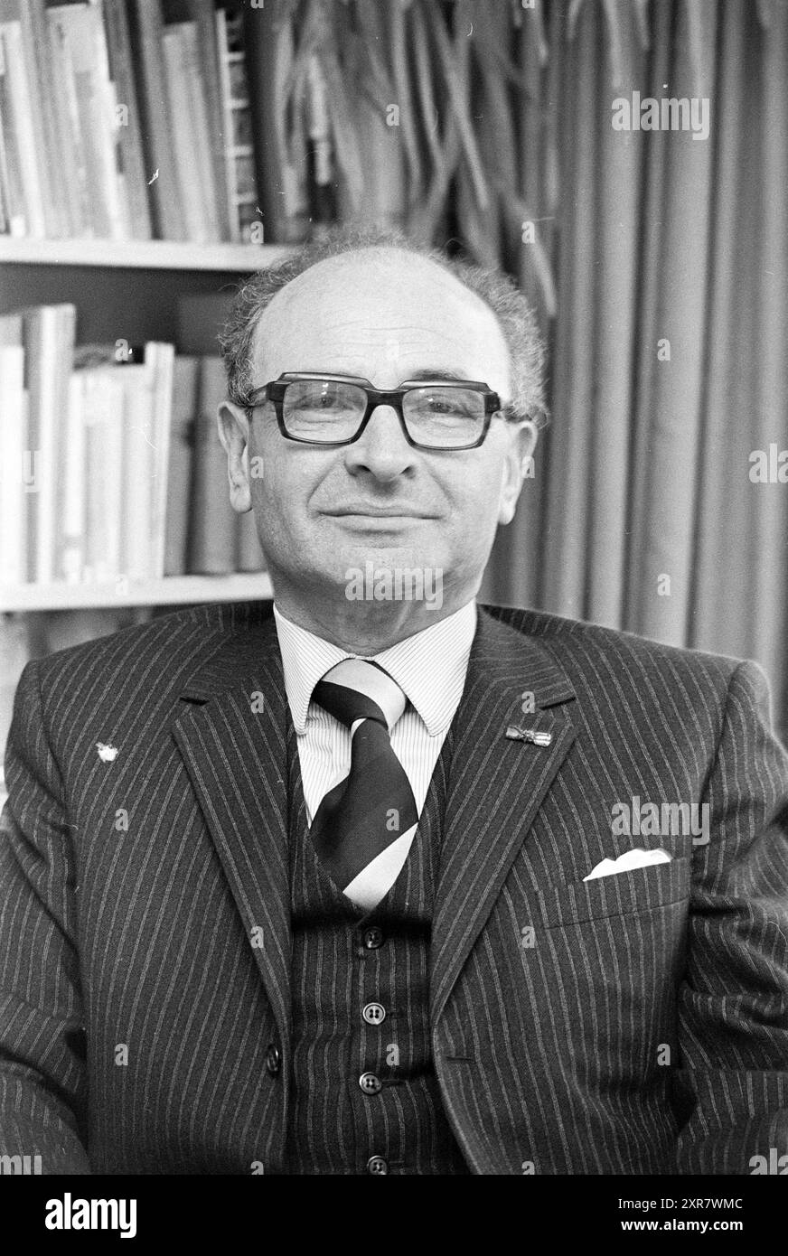 Porträt Mr. Van der Waal Heemstede - Planungsdienst, Porträts, Porträts, 15-04-1975, Whizgle Dutch News: Historische Bilder zugeschnitten auf die Zukunft. Erkunden Sie die Vergangenheit der Niederlande mit modernen Perspektiven durch Bilder von niederländischen Agenturen. Verbinden der Ereignisse von gestern mit den Erkenntnissen von morgen. Begeben Sie sich auf eine zeitlose Reise mit Geschichten, die unsere Zukunft prägen. Stockfoto