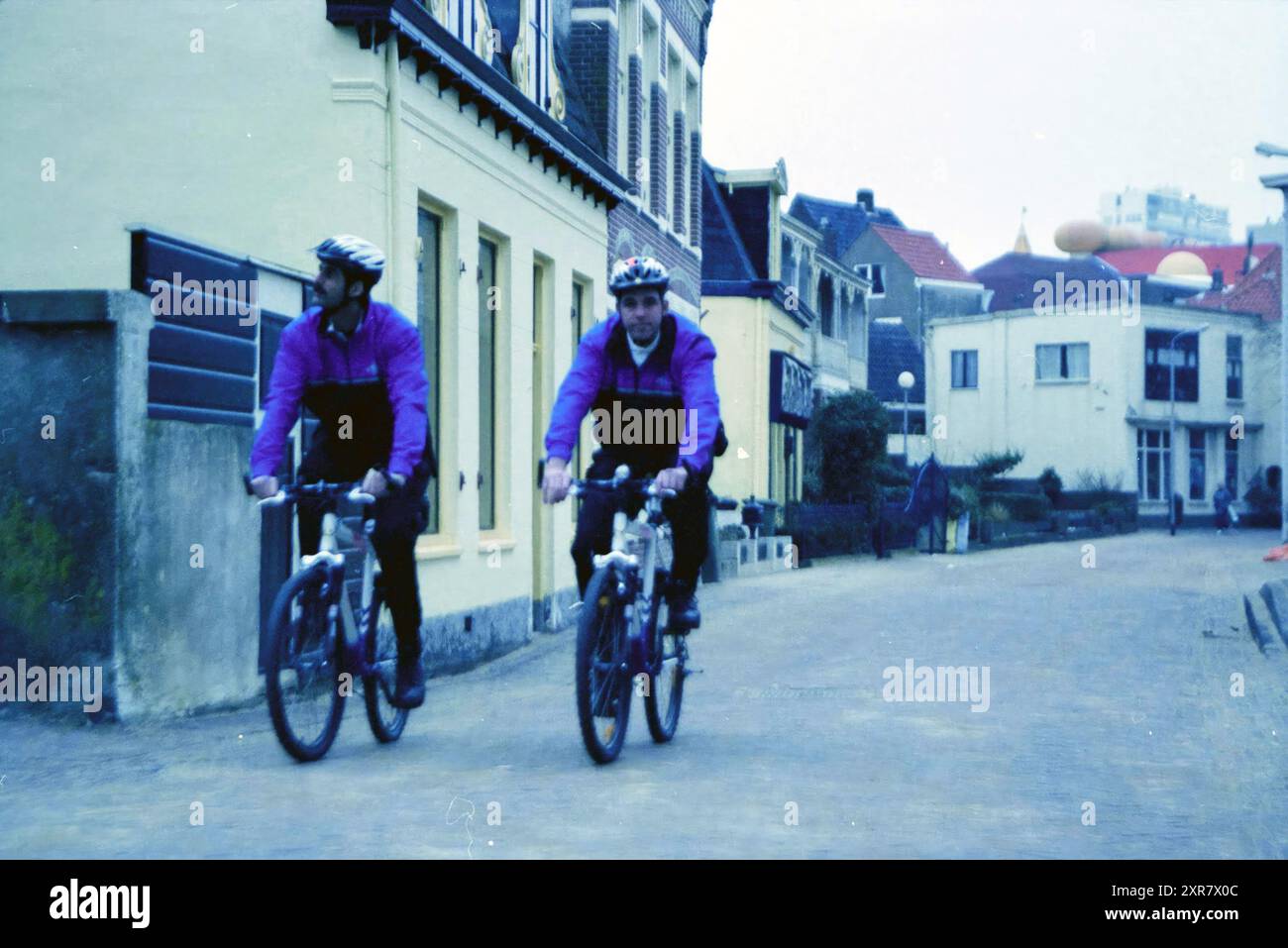 Bike Police, Zandvoort, Zandvoort, 18-02-2001, Whizgle Dutch News: Historische Bilder für die Zukunft. Erkunden Sie die Vergangenheit der Niederlande mit modernen Perspektiven durch Bilder von niederländischen Agenturen. Verbinden der Ereignisse von gestern mit den Erkenntnissen von morgen. Begeben Sie sich auf eine zeitlose Reise mit Geschichten, die unsere Zukunft prägen. Stockfoto