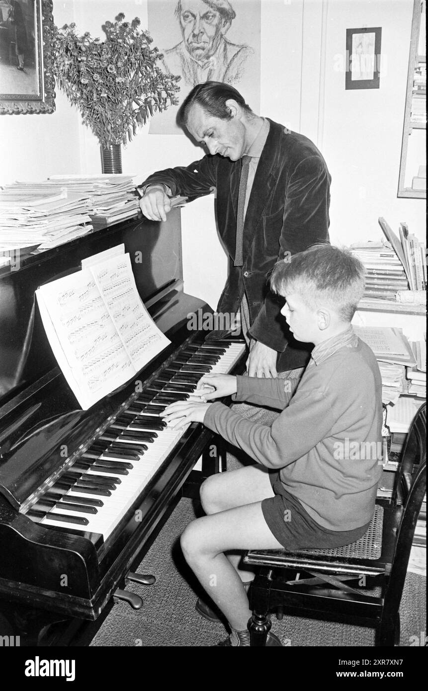 Antoon de Beer am Klavier, Musik, 27. September 1962, Whizgle Dutch News: Historische Bilder zugeschnitten auf die Zukunft. Erkunden Sie die Vergangenheit der Niederlande mit modernen Perspektiven durch Bilder von niederländischen Agenturen. Verbinden der Ereignisse von gestern mit den Erkenntnissen von morgen. Begeben Sie sich auf eine zeitlose Reise mit Geschichten, die unsere Zukunft prägen. Stockfoto