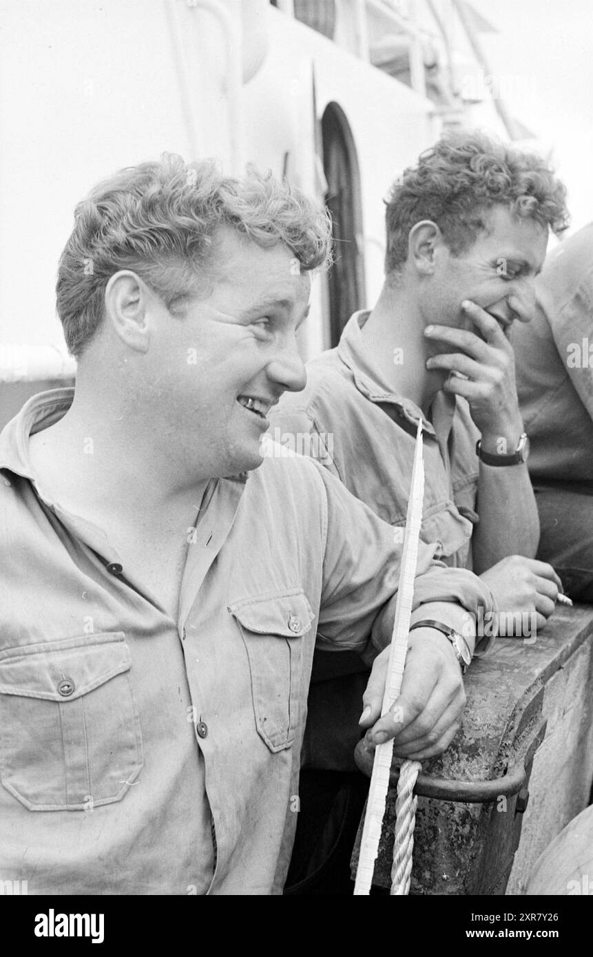 Drei Urk Fischerboote im Hafen, Schiffe, 25-05-1966, Whizgle Dutch News: Historische Bilder zugeschnitten auf die Zukunft. Erkunden Sie die Vergangenheit der Niederlande mit modernen Perspektiven durch Bilder von niederländischen Agenturen. Verbinden der Ereignisse von gestern mit den Erkenntnissen von morgen. Begeben Sie sich auf eine zeitlose Reise mit Geschichten, die unsere Zukunft prägen. Stockfoto