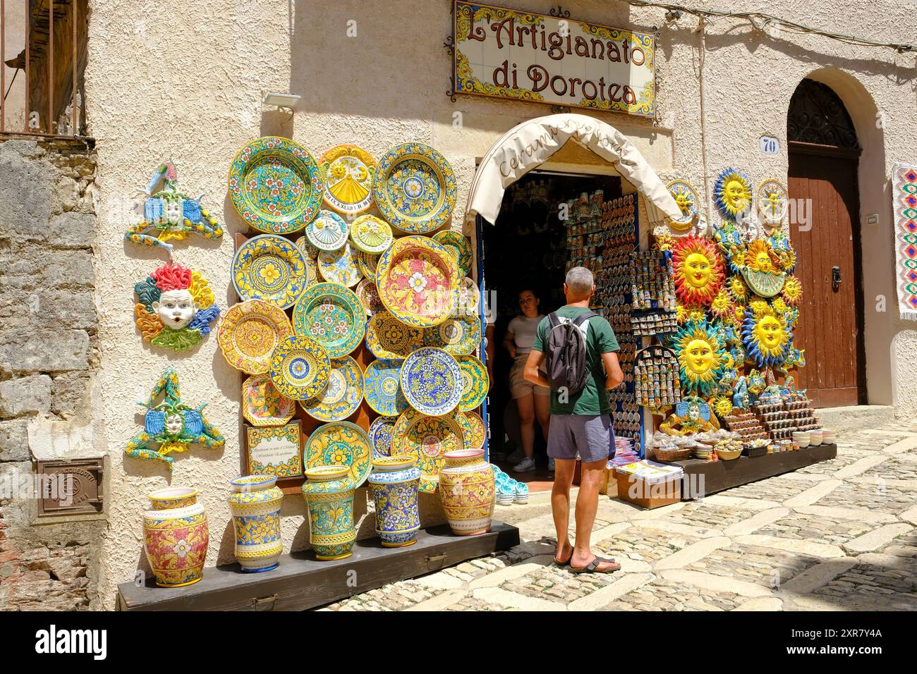 Touristen stehen vor einem Keramikladen in Erice, Sizilien, Italien Stockfoto