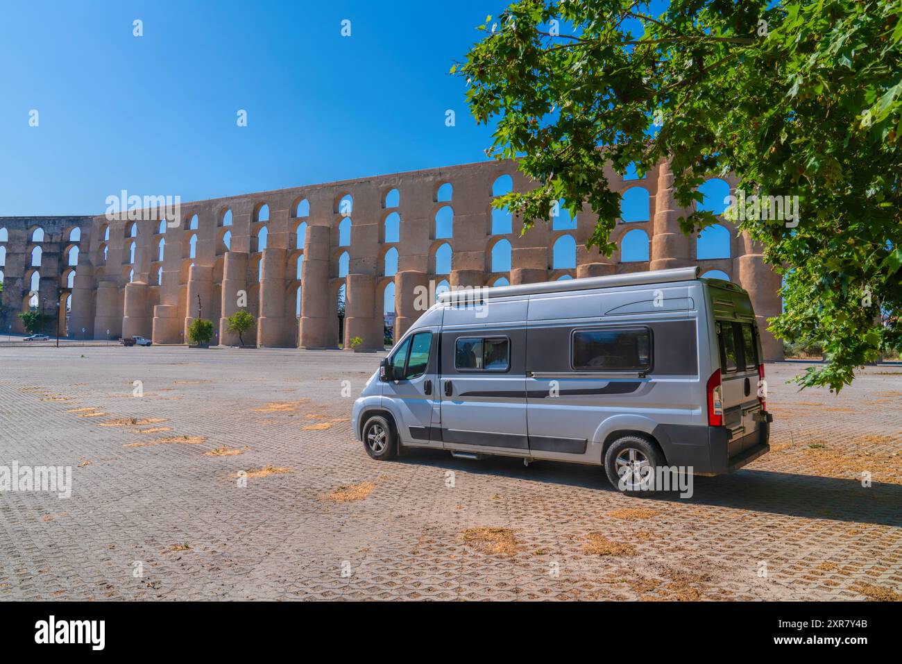 Wohnmobil Wohnmobil Elvas Aqueduct Portugal portugiesisches Wahrzeichen am Parken Stockfoto