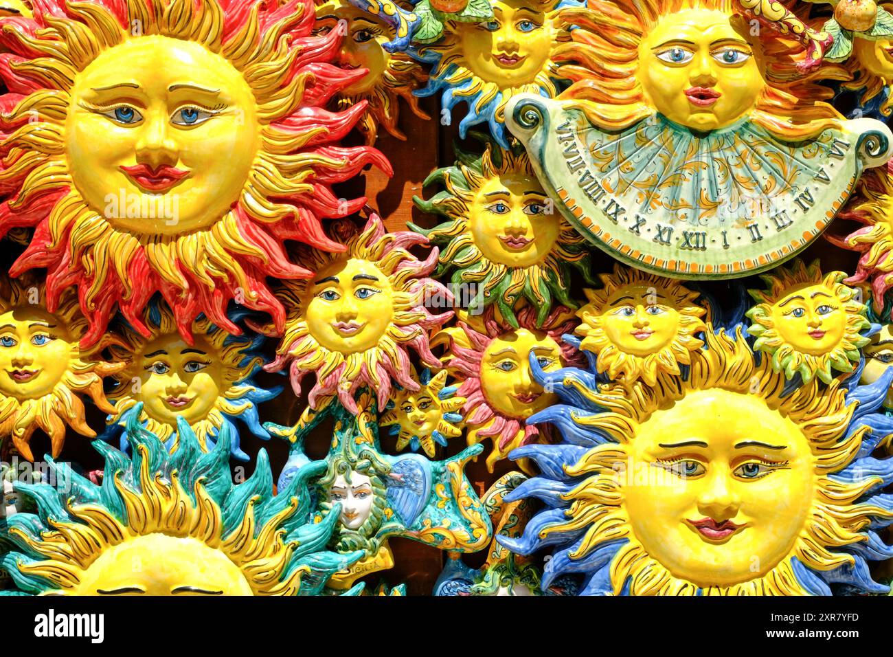 Nahaufnahme von keramischen Wandbehängen, Erice, Sizilien, Italien Stockfoto