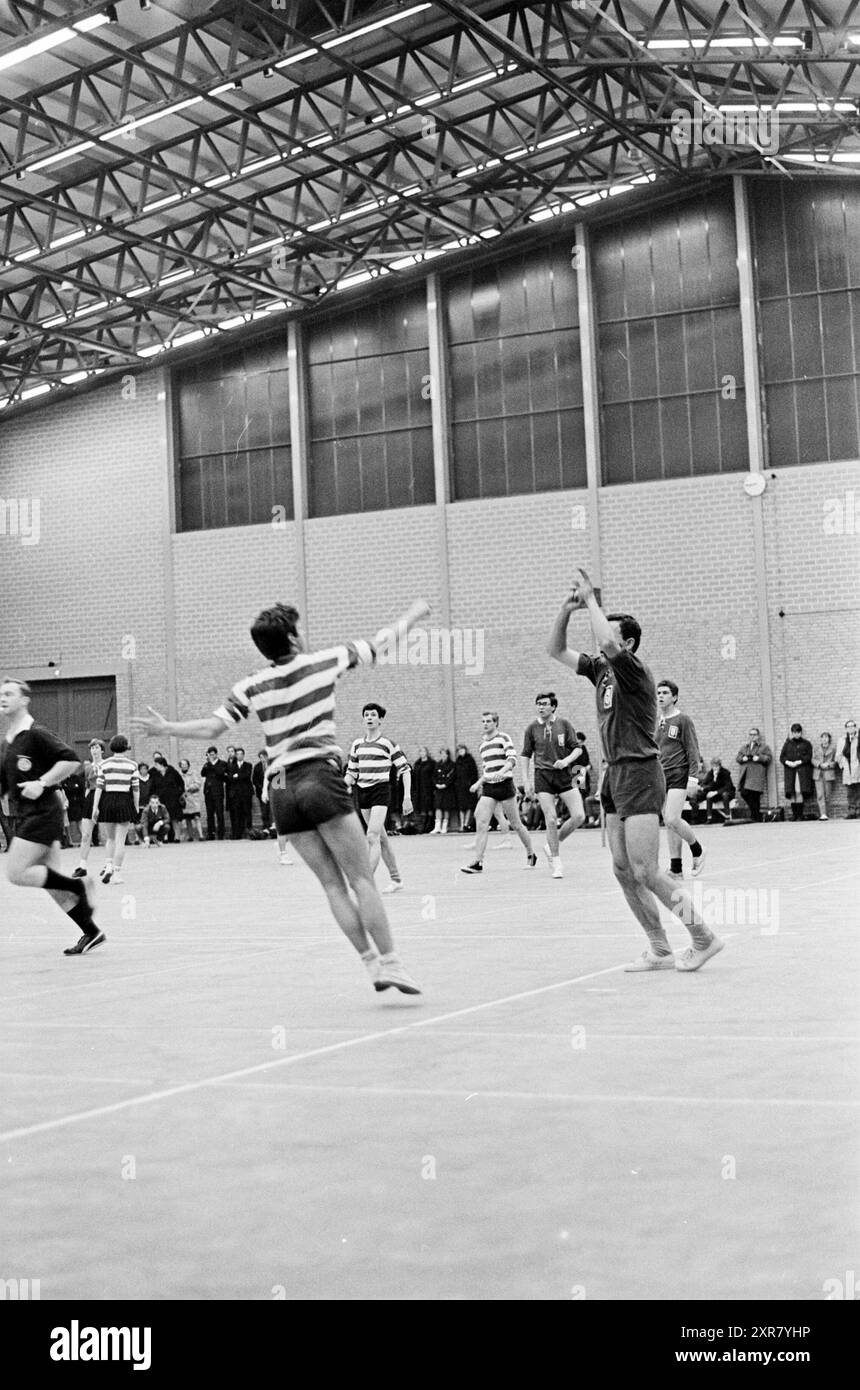 Korfballspiel zwischen Blauw Wit und Ons Eibernest in der Kennemer Sporthalle in Haarlem, Haarlem, IJsbaanlaan, Niederlande, 22.02.1967, Whizgle Dutch News: historische Bilder für die Zukunft. Erkunden Sie die Vergangenheit der Niederlande mit modernen Perspektiven durch Bilder von niederländischen Agenturen. Verbinden der Ereignisse von gestern mit den Erkenntnissen von morgen. Begeben Sie sich auf eine zeitlose Reise mit Geschichten, die unsere Zukunft prägen. Stockfoto