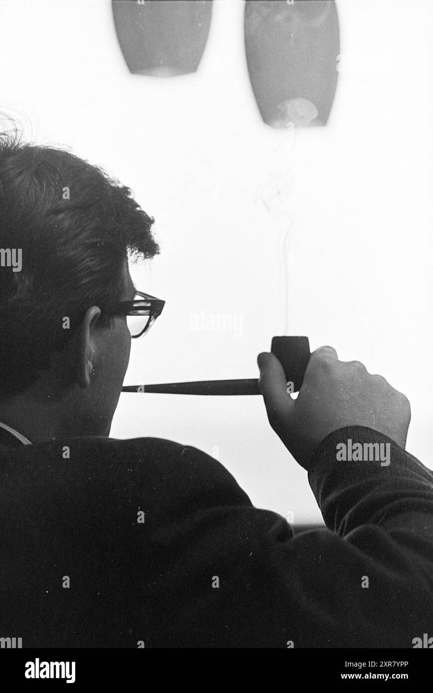 Mann rauchende Pfeife, Rauchen, 27-01-1964, Whizgle Dutch News: Historische Bilder zugeschnitten auf die Zukunft. Erkunden Sie die Vergangenheit der Niederlande mit modernen Perspektiven durch Bilder von niederländischen Agenturen. Verbinden der Ereignisse von gestern mit den Erkenntnissen von morgen. Begeben Sie sich auf eine zeitlose Reise mit Geschichten, die unsere Zukunft prägen. Stockfoto