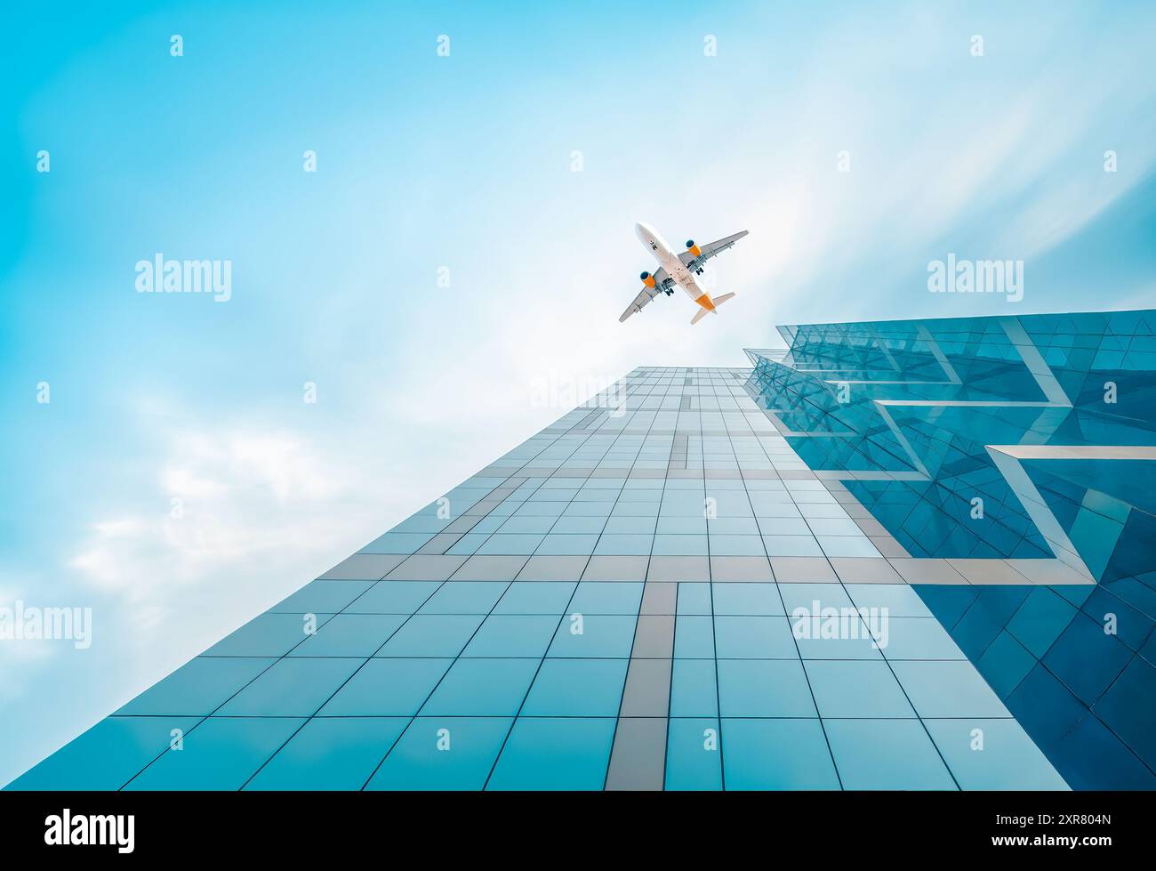 Flacher Blick auf das Flugzeug, das über Glas Büro Wolkenkratzer Gebäude fliegt - zeitgenössische Architektur abstrakt Hintergrund. Stockfoto