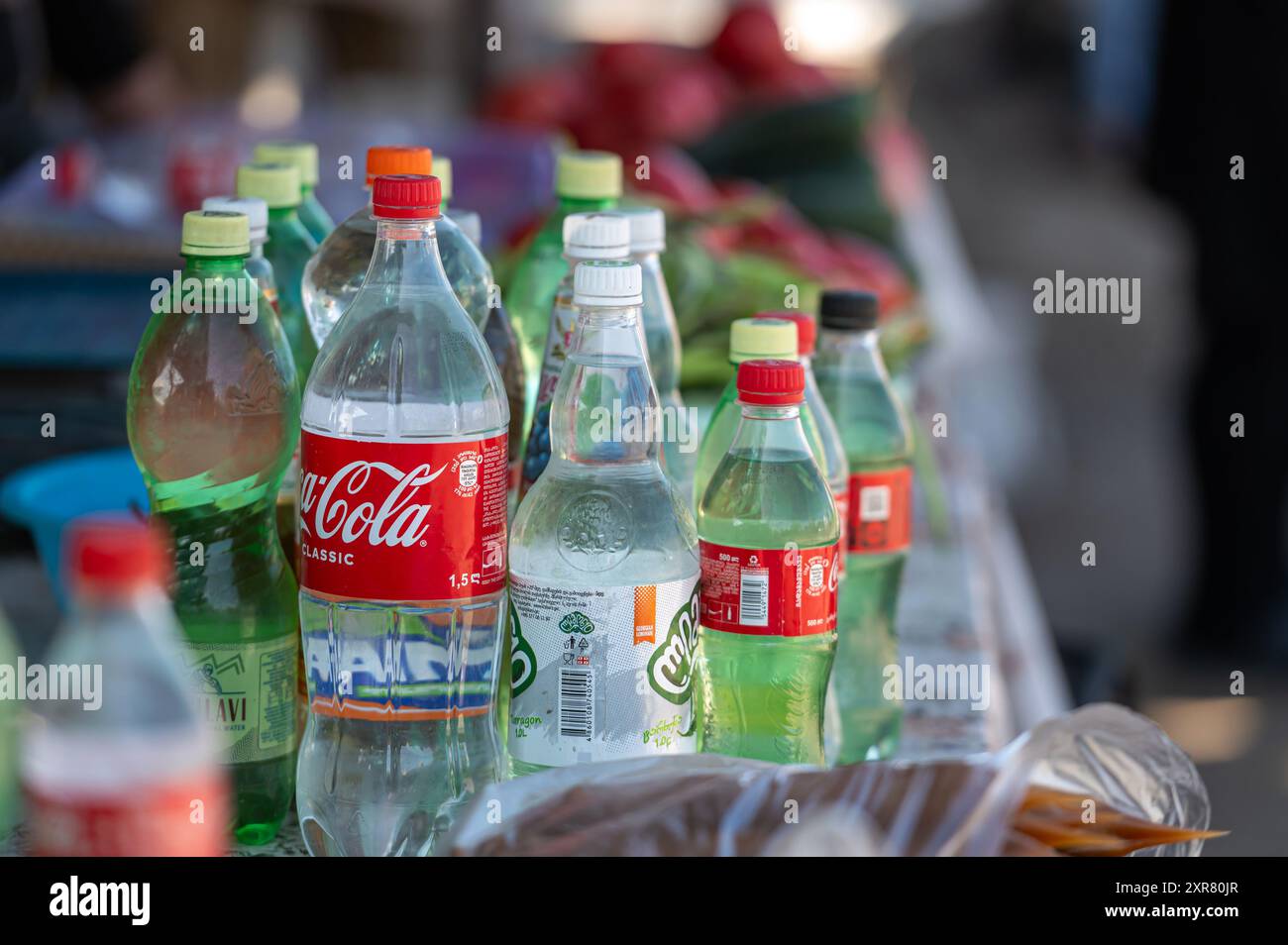 Mzcheta, Georgien - 7. Oktober 2023: Straßenverkäufer mit hausgemachtem Wein in verschiedenen Flaschen Stockfoto