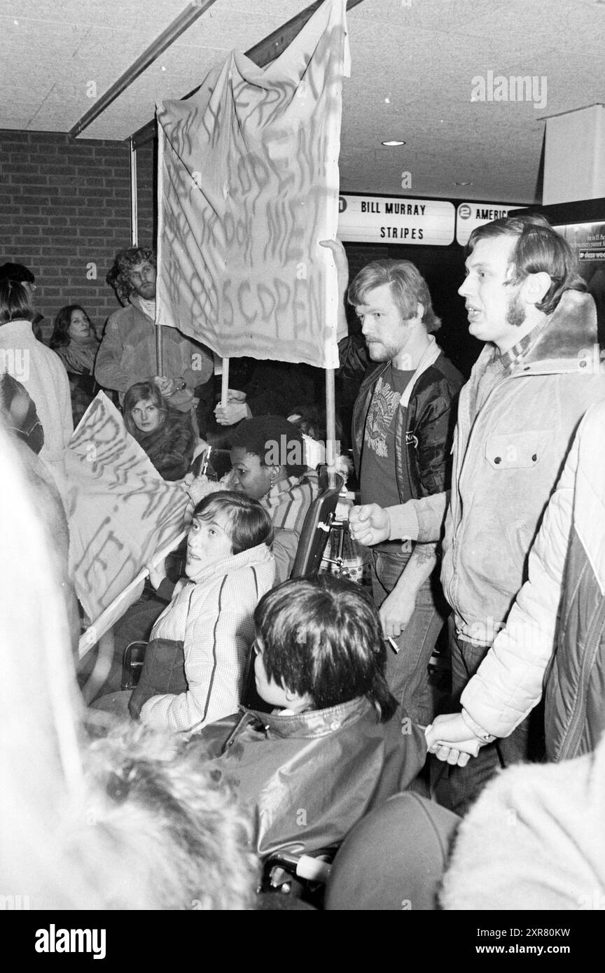 Behinderte Demonstration der Unzugänglichkeit von Gebäuden, behinderte Menschen, 16-01-1982, Whizgle Dutch News: Historische Bilder zugeschnitten auf die Zukunft. Erkunden Sie die Vergangenheit der Niederlande mit modernen Perspektiven durch Bilder von niederländischen Agenturen. Verbinden der Ereignisse von gestern mit den Erkenntnissen von morgen. Begeben Sie sich auf eine zeitlose Reise mit Geschichten, die unsere Zukunft prägen. Stockfoto