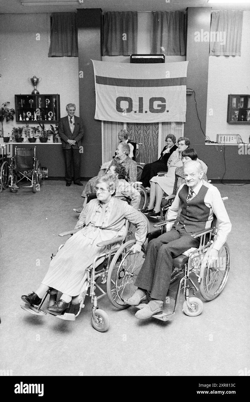 Rollstuhl Dancing O.I.G. IJmuiden, Invalids, IJmuiden, Niederlande, 01-03-1982, Whizgle Dutch News: historische Bilder für die Zukunft. Erkunden Sie die Vergangenheit der Niederlande mit modernen Perspektiven durch Bilder von niederländischen Agenturen. Verbinden der Ereignisse von gestern mit den Erkenntnissen von morgen. Begeben Sie sich auf eine zeitlose Reise mit Geschichten, die unsere Zukunft prägen. Stockfoto