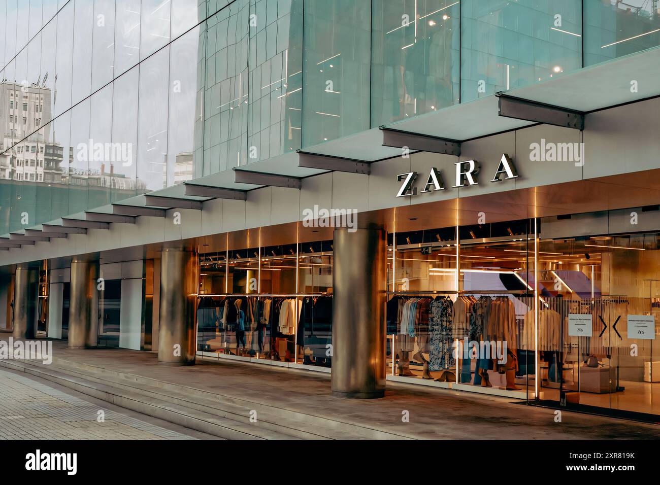Zara Fashion Store Showcase im Finanzzentrum Azca in Madrid, Spanien. Stockfoto