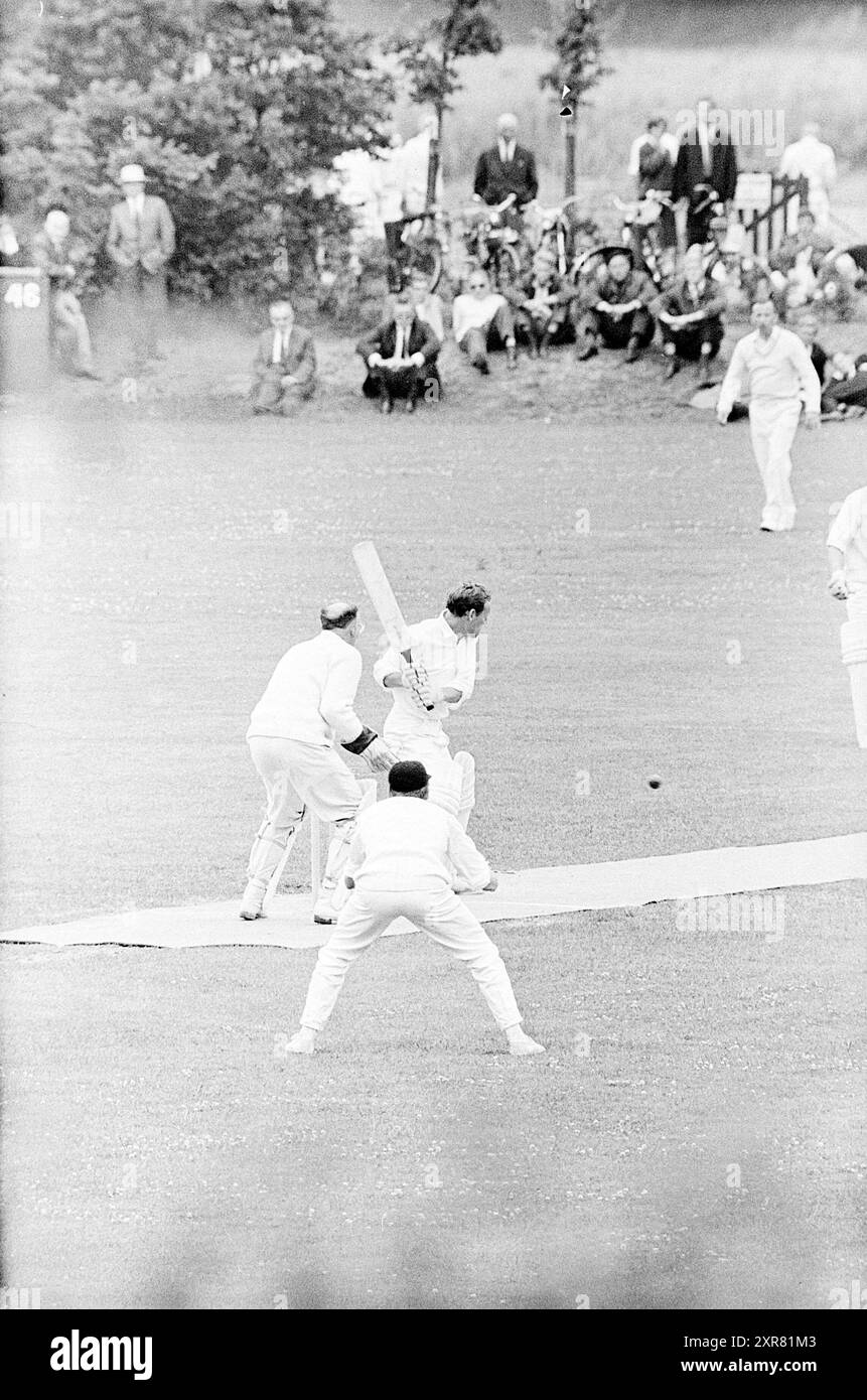 Haarlem - V.O.C., Cricket, 28.06.1968, Whizgle Dutch News: Historical Images Tailored for the Future. Erkunden Sie die Vergangenheit der Niederlande mit modernen Perspektiven durch Bilder von niederländischen Agenturen. Verbinden der Ereignisse von gestern mit den Erkenntnissen von morgen. Begeben Sie sich auf eine zeitlose Reise mit Geschichten, die unsere Zukunft prägen. Stockfoto