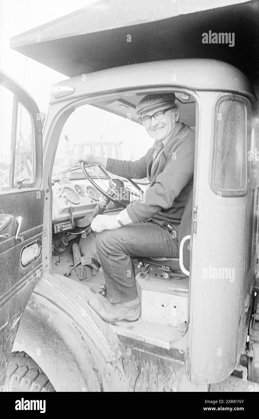 Truck Driver, 00-00-1972, Whizgle Dutch News: Historische Bilder für die Zukunft. Erkunden Sie die Vergangenheit der Niederlande mit modernen Perspektiven durch Bilder von niederländischen Agenturen. Verbinden der Ereignisse von gestern mit den Erkenntnissen von morgen. Begeben Sie sich auf eine zeitlose Reise mit Geschichten, die unsere Zukunft prägen. Stockfoto