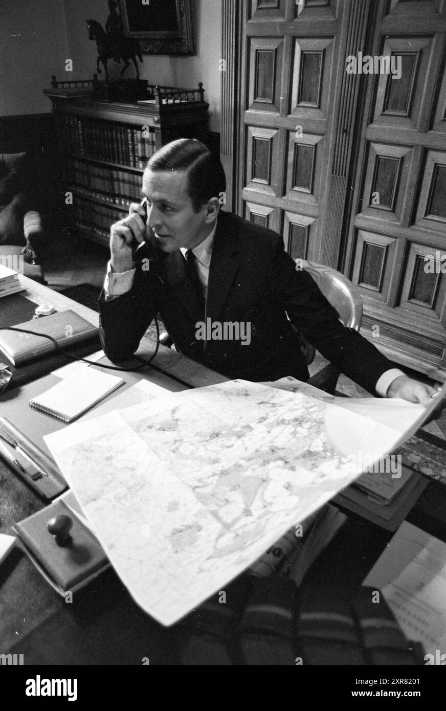 Studienraum mit unter anderem einer Karte der Niederlande, Buch „Second Memorandum on Spatial Planning in the Netherlands“ und „Netherlands in the European Space“, Whizgle Dutch News: Historische Bilder zugeschnitten auf die Zukunft. Erkunden Sie die Vergangenheit der Niederlande mit modernen Perspektiven durch Bilder von niederländischen Agenturen. Verbinden der Ereignisse von gestern mit den Erkenntnissen von morgen. Begeben Sie sich auf eine zeitlose Reise mit Geschichten, die unsere Zukunft prägen. Stockfoto