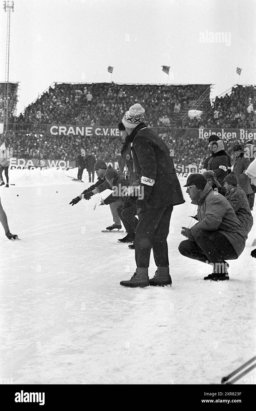 World Long Track Skating Championships in Deventer mit Sieger Dag Fornæss, Deventer, 16-02-1969, Whizgle Dutch News: Historische Bilder für die Zukunft. Erkunden Sie die Vergangenheit der Niederlande mit modernen Perspektiven durch Bilder von niederländischen Agenturen. Verbinden der Ereignisse von gestern mit den Erkenntnissen von morgen. Begeben Sie sich auf eine zeitlose Reise mit Geschichten, die unsere Zukunft prägen. Stockfoto