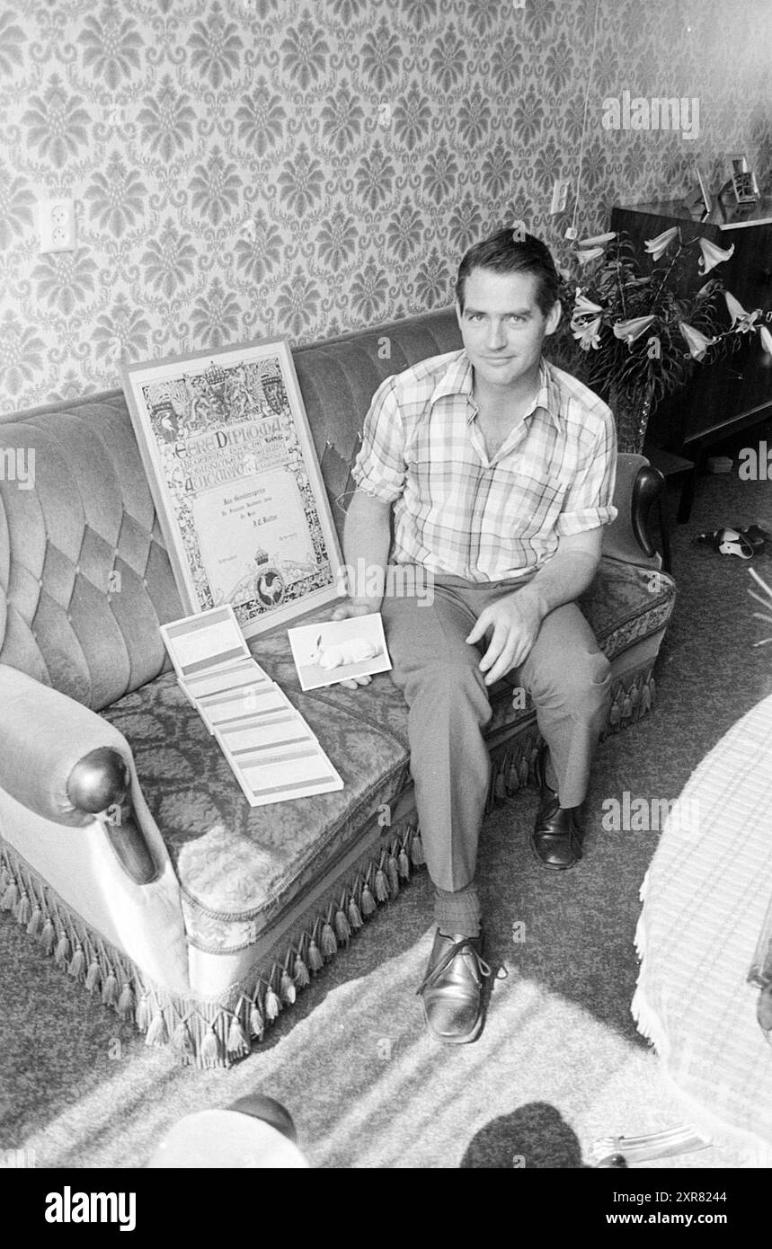 Kaninchenzüchter Mr. Butter mit seinen leeren Kaninchenhutchen + seinen Diplomen, Zucht, 10-08-1976, Whizgle Dutch News: Historische Bilder zugeschnitten auf die Zukunft. Erkunden Sie die Vergangenheit der Niederlande mit modernen Perspektiven durch Bilder von niederländischen Agenturen. Verbinden der Ereignisse von gestern mit den Erkenntnissen von morgen. Begeben Sie sich auf eine zeitlose Reise mit Geschichten, die unsere Zukunft prägen. Stockfoto