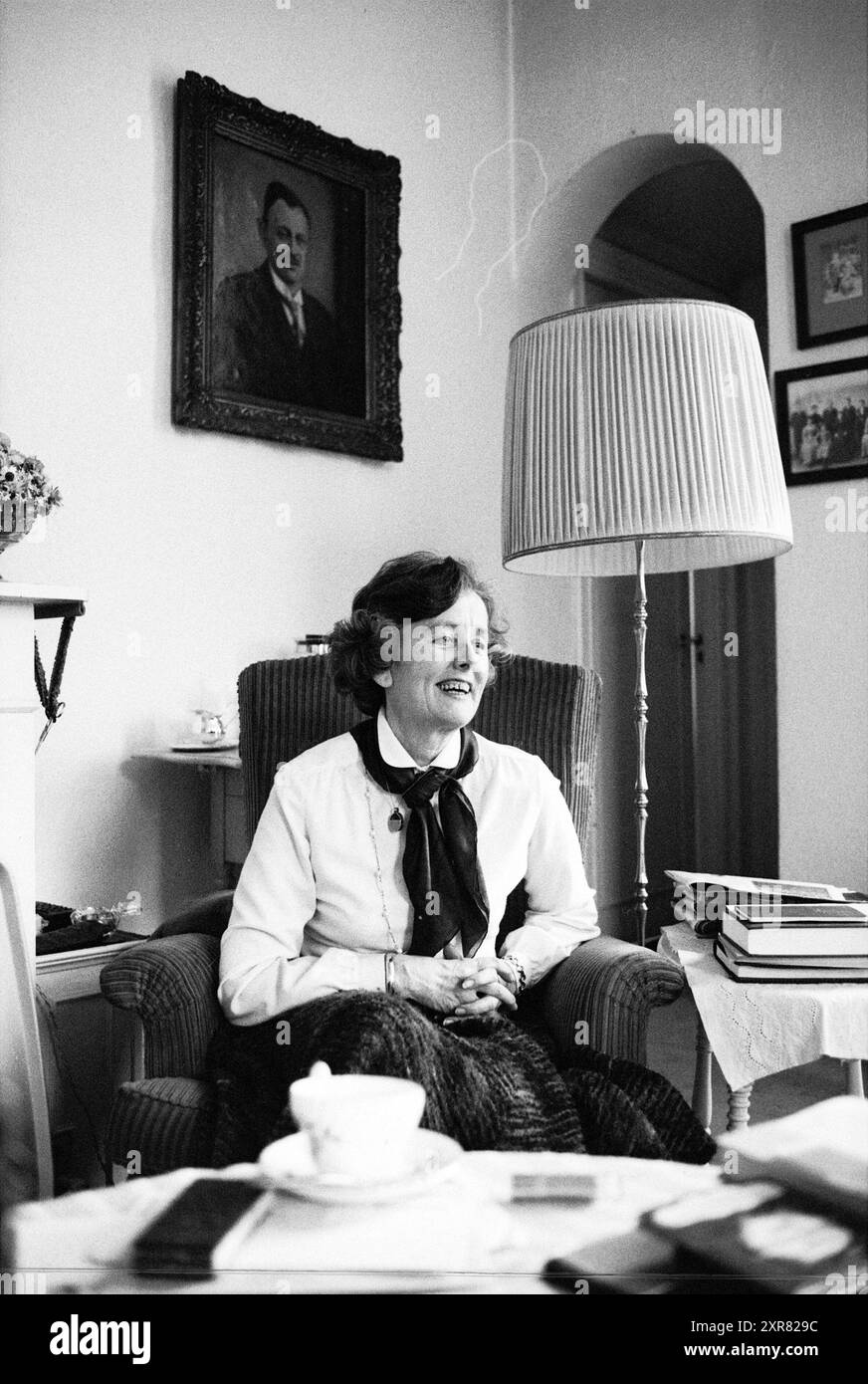 Portrait Ria Hooy VVV Haarlem, Portraits, V.V.V., Haarlem, Niederlande, 05-02-1980, Whizgle Dutch News: historische Bilder für die Zukunft. Erkunden Sie die Vergangenheit der Niederlande mit modernen Perspektiven durch Bilder von niederländischen Agenturen. Verbinden der Ereignisse von gestern mit den Erkenntnissen von morgen. Begeben Sie sich auf eine zeitlose Reise mit Geschichten, die unsere Zukunft prägen. Stockfoto