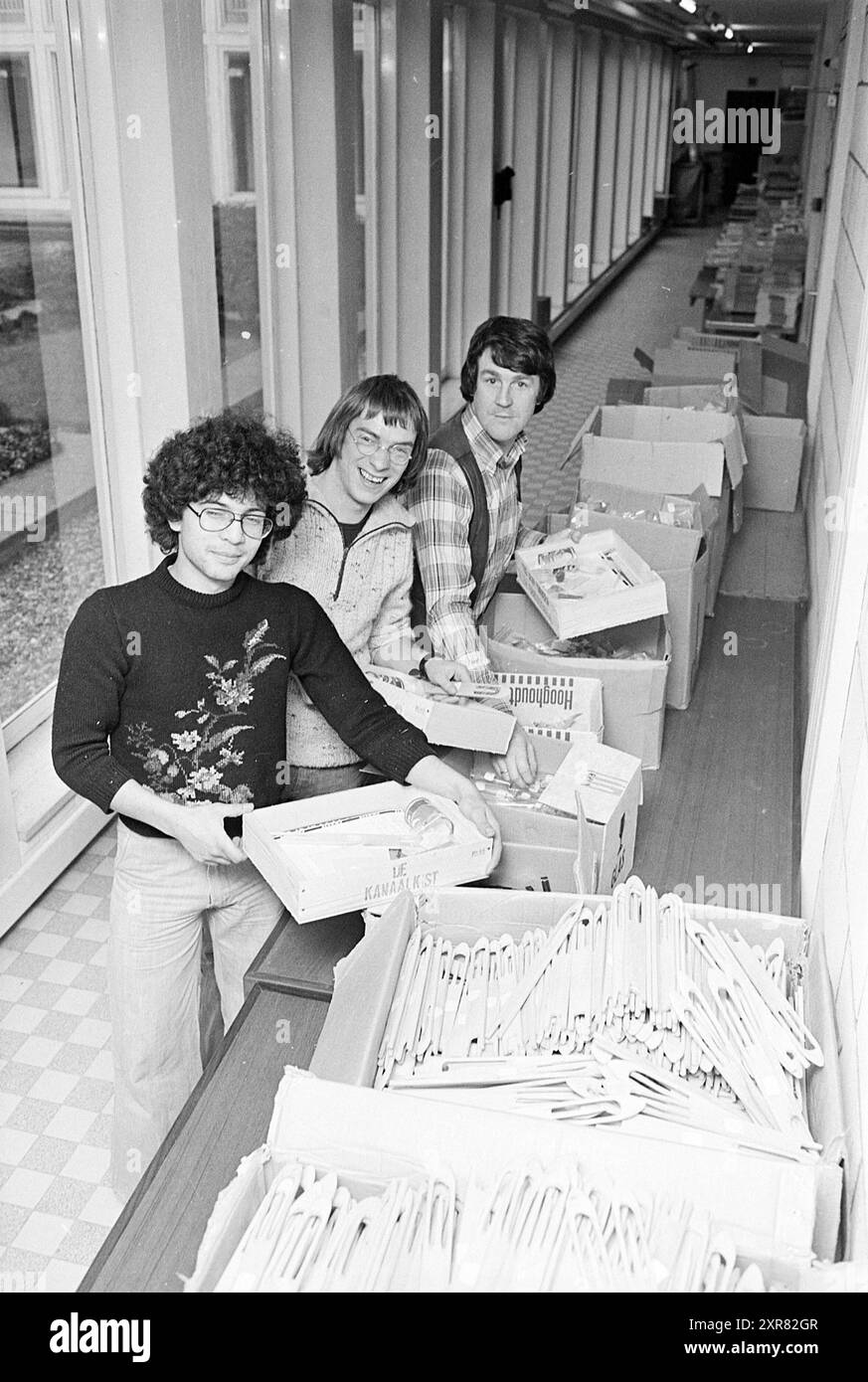 Übergabe der Kanalbox, IJm., Übergabe und Transfers, 10-12-1976, Whizgle Dutch News: Historical Images Tailored for the Future. Erkunden Sie die Vergangenheit der Niederlande mit modernen Perspektiven durch Bilder von niederländischen Agenturen. Verbinden der Ereignisse von gestern mit den Erkenntnissen von morgen. Begeben Sie sich auf eine zeitlose Reise mit Geschichten, die unsere Zukunft prägen. Stockfoto