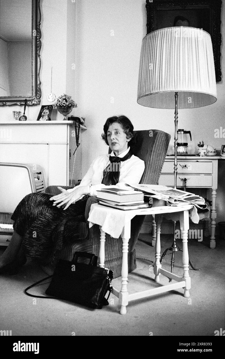 Portrait Ria Hooy VVV Haarlem, Portraits, V.V.V., Haarlem, Niederlande, 05-02-1980, Whizgle Dutch News: historische Bilder für die Zukunft. Erkunden Sie die Vergangenheit der Niederlande mit modernen Perspektiven durch Bilder von niederländischen Agenturen. Verbinden der Ereignisse von gestern mit den Erkenntnissen von morgen. Begeben Sie sich auf eine zeitlose Reise mit Geschichten, die unsere Zukunft prägen. Stockfoto