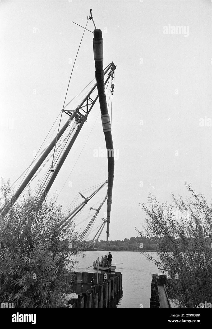 Pipe Laying Nieuwe Meer, de Ruiter B.V. Halfway, 13-08-1974, Whizgle Dutch News: Historische Bilder zugeschnitten auf die Zukunft. Erkunden Sie die Vergangenheit der Niederlande mit modernen Perspektiven durch Bilder von niederländischen Agenturen. Verbinden der Ereignisse von gestern mit den Erkenntnissen von morgen. Begeben Sie sich auf eine zeitlose Reise mit Geschichten, die unsere Zukunft prägen. Stockfoto