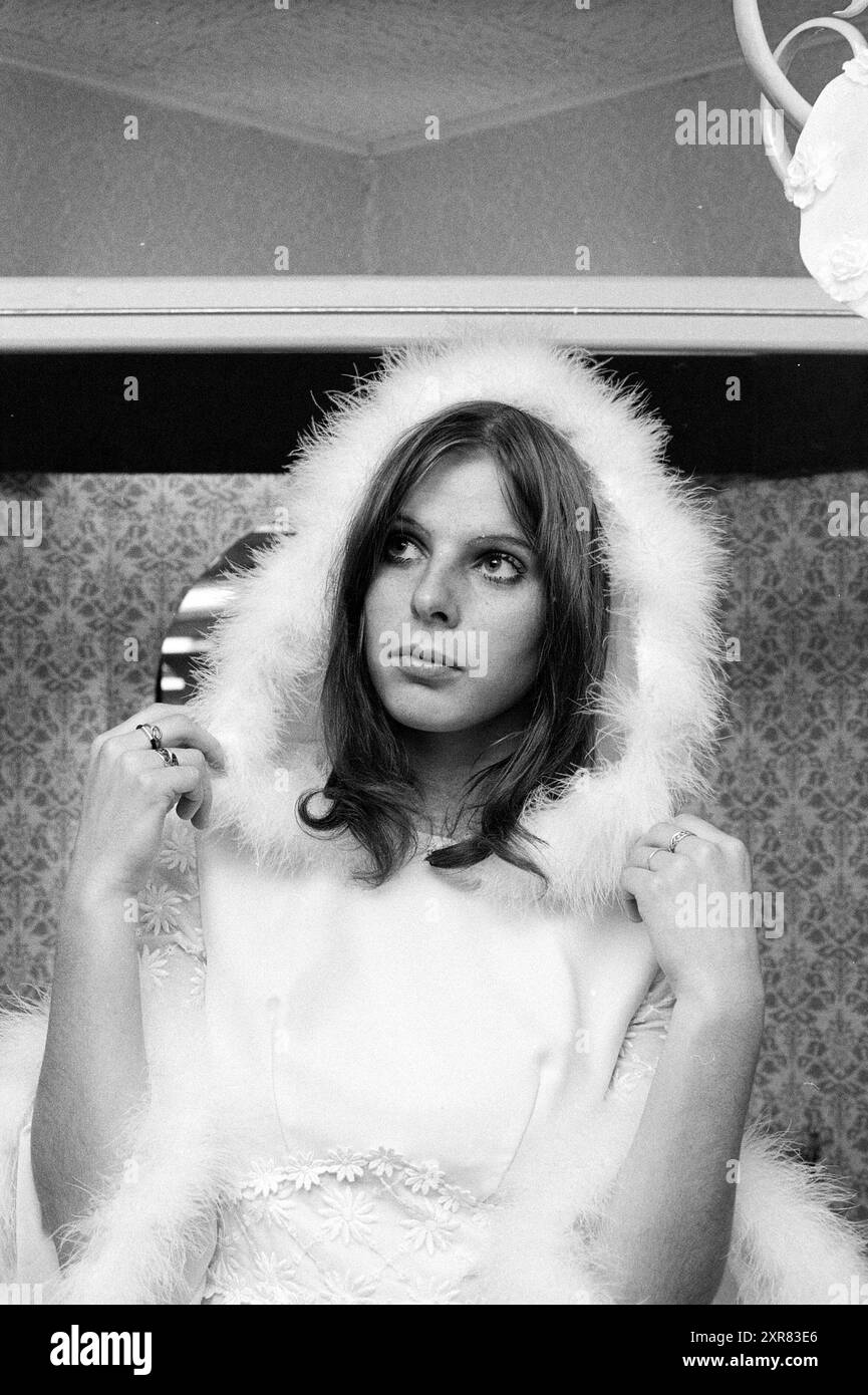 Bride Fashion House Liba, Personen, 10.03.1973, Whizgle Dutch News: Historical Images Tailored for the Future. Erkunden Sie die Vergangenheit der Niederlande mit modernen Perspektiven durch Bilder von niederländischen Agenturen. Verbinden der Ereignisse von gestern mit den Erkenntnissen von morgen. Begeben Sie sich auf eine zeitlose Reise mit Geschichten, die unsere Zukunft prägen. Stockfoto
