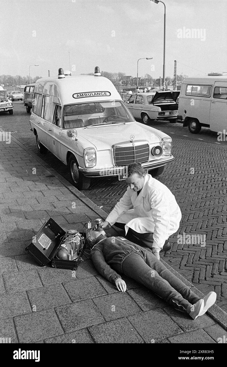 Demonstration einer mobilen Sauerstoffmaske., Whizgle Dutch News: Historische Bilder zugeschnitten auf die Zukunft. Erkunden Sie die Vergangenheit der Niederlande mit modernen Perspektiven durch Bilder von niederländischen Agenturen. Verbinden der Ereignisse von gestern mit den Erkenntnissen von morgen. Begeben Sie sich auf eine zeitlose Reise mit Geschichten, die unsere Zukunft prägen. Stockfoto