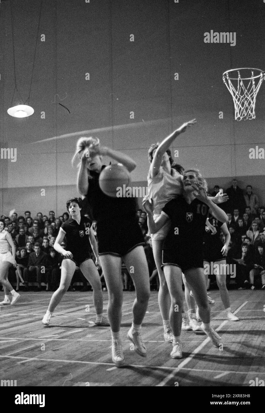 Basketballspiel zwischen zwei Frauenmannschaften., Whizgle Dutch News: Historische Bilder für die Zukunft. Erkunden Sie die Vergangenheit der Niederlande mit modernen Perspektiven durch Bilder von niederländischen Agenturen. Verbinden der Ereignisse von gestern mit den Erkenntnissen von morgen. Begeben Sie sich auf eine zeitlose Reise mit Geschichten, die unsere Zukunft prägen. Stockfoto