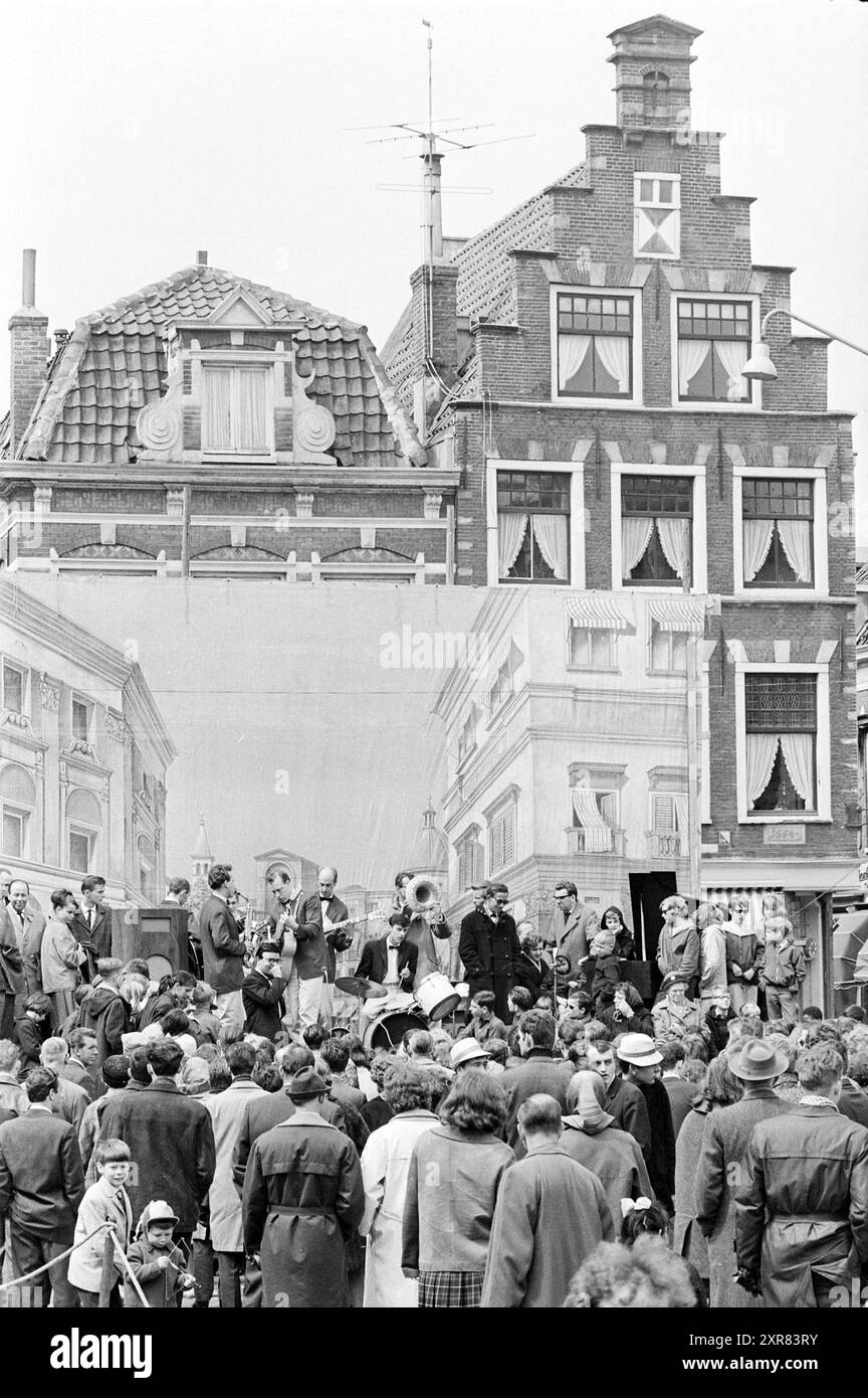 Party auf dem Buttermarkt, Queen's Day, Haarlem, Botermarkt, Niederlande, 30-04-1963, Whizgle Dutch News: Historical Images Tailored for the Future. Erkunden Sie die Vergangenheit der Niederlande mit modernen Perspektiven durch Bilder von niederländischen Agenturen. Verbinden der Ereignisse von gestern mit den Erkenntnissen von morgen. Begeben Sie sich auf eine zeitlose Reise mit Geschichten, die unsere Zukunft prägen. Stockfoto