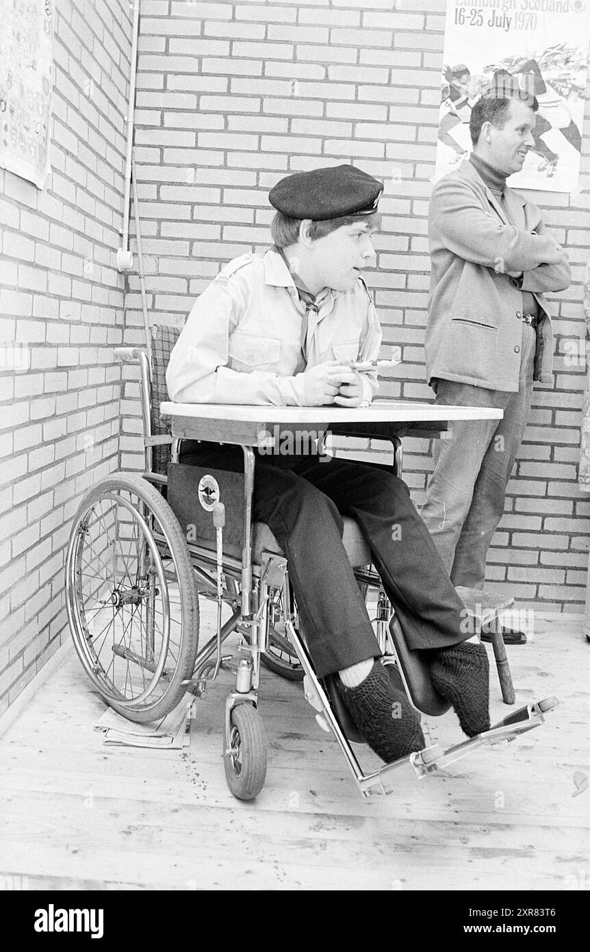 Scouting for Disabled People, 00-03-1971, Whizgle Dutch News: Historical Images Tailored for the Future. Erkunden Sie die Vergangenheit der Niederlande mit modernen Perspektiven durch Bilder von niederländischen Agenturen. Verbinden der Ereignisse von gestern mit den Erkenntnissen von morgen. Begeben Sie sich auf eine zeitlose Reise mit Geschichten, die unsere Zukunft prägen. Stockfoto