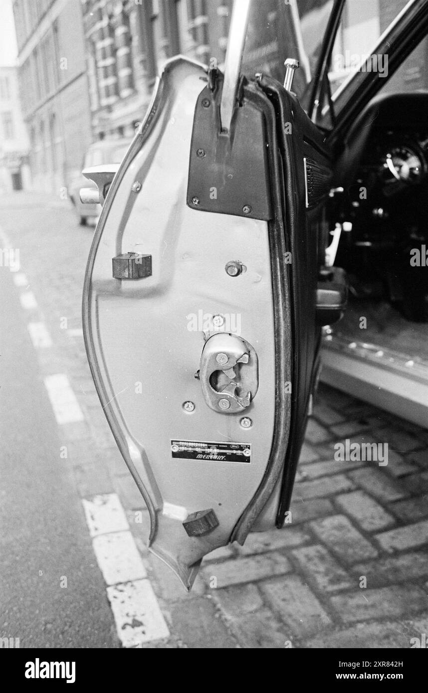 Schließen Sie die Autotür ab, Whizgle Dutch News: Historische Bilder für die Zukunft. Erkunden Sie die Vergangenheit der Niederlande mit modernen Perspektiven durch Bilder von niederländischen Agenturen. Verbinden der Ereignisse von gestern mit den Erkenntnissen von morgen. Begeben Sie sich auf eine zeitlose Reise mit Geschichten, die unsere Zukunft prägen. Stockfoto