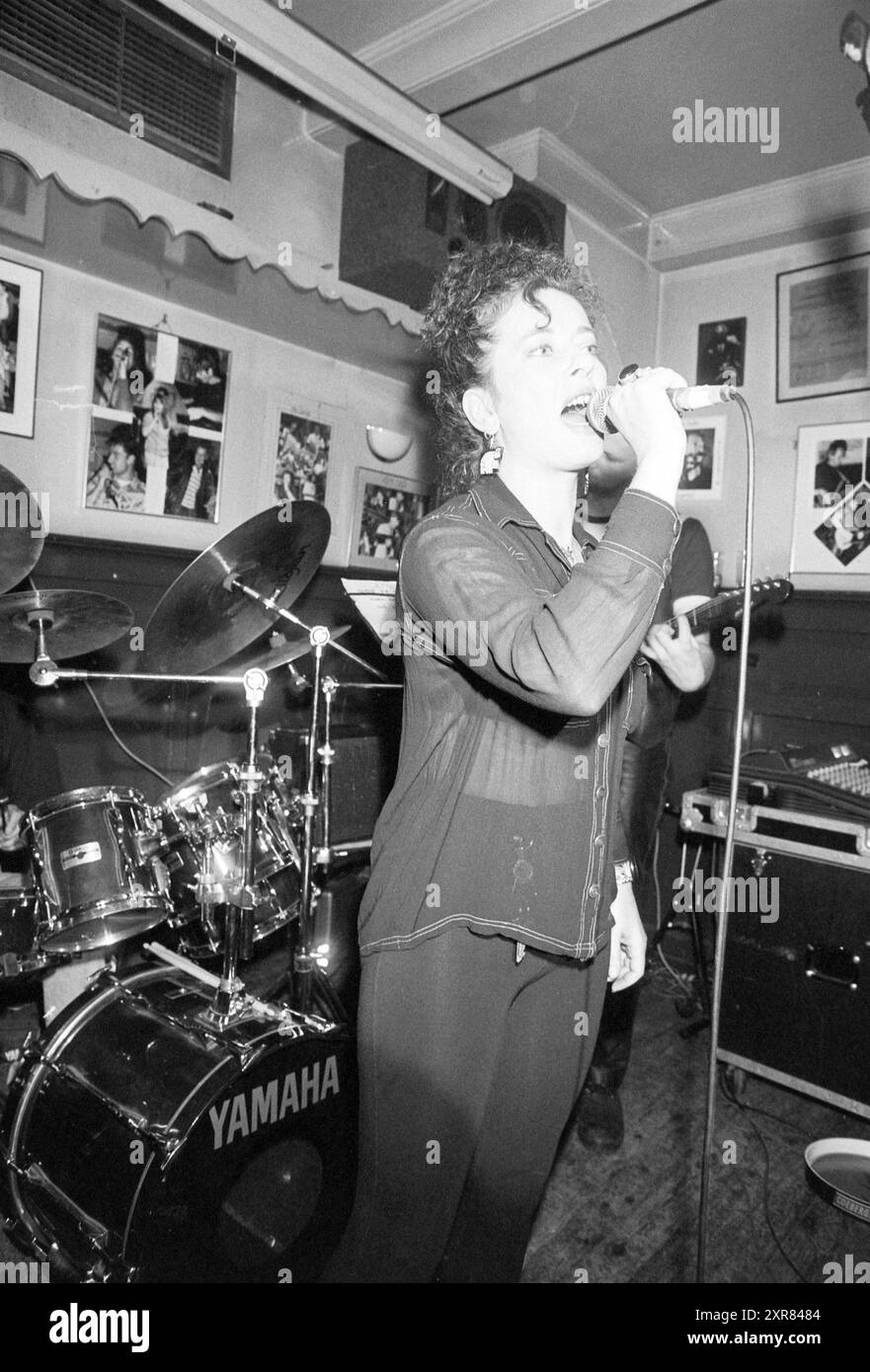 Themenabend „Sie können das heute auf der Bühne machen“ in Taverna Imperial, Korte Veerstraat 3, Haarlem, Korte Veerstraat, Niederlande, 12-05-1995, Whizgle Dutch News: Historical Images Tailored for the Future. Erkunden Sie die Vergangenheit der Niederlande mit modernen Perspektiven durch Bilder von niederländischen Agenturen. Verbinden der Ereignisse von gestern mit den Erkenntnissen von morgen. Begeben Sie sich auf eine zeitlose Reise mit Geschichten, die unsere Zukunft prägen. Stockfoto