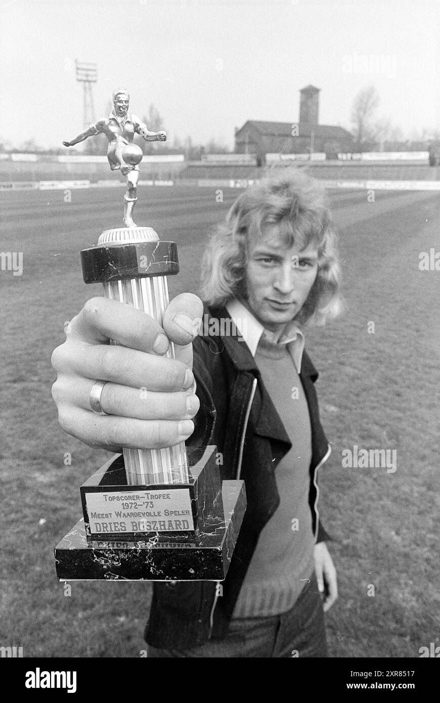 Top-Torschütze der Haarlem Trophäe und wertvollster Spieler 1972/73, Haarlem, Nederland, 26-04-1973, Whizgle Dutch News: Historische Bilder zugeschnitten auf die Zukunft. Erkunden Sie die Vergangenheit der Niederlande mit modernen Perspektiven durch Bilder von niederländischen Agenturen. Verbinden der Ereignisse von gestern mit den Erkenntnissen von morgen. Begeben Sie sich auf eine zeitlose Reise mit Geschichten, die unsere Zukunft prägen. Stockfoto