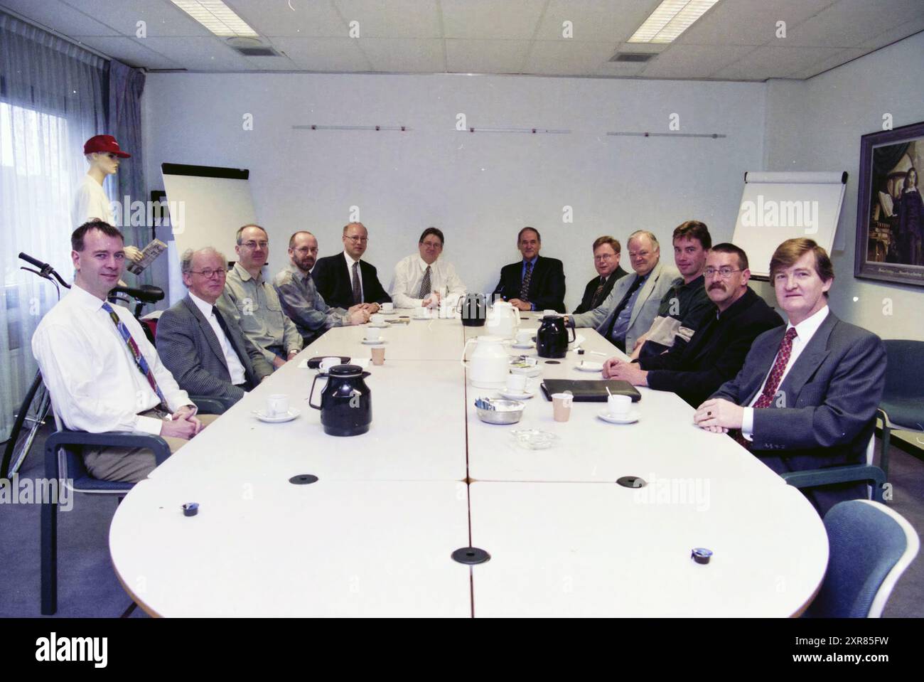 Eine Gruppe von Männern in einem Treffen, Whizgle Dutch News: Historische Bilder für die Zukunft. Erkunden Sie die Vergangenheit der Niederlande mit modernen Perspektiven durch Bilder von niederländischen Agenturen. Verbinden der Ereignisse von gestern mit den Erkenntnissen von morgen. Begeben Sie sich auf eine zeitlose Reise mit Geschichten, die unsere Zukunft prägen. Stockfoto