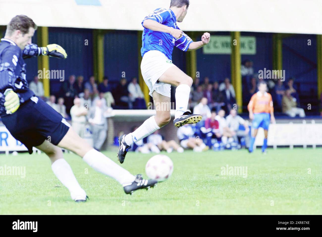Stormvogels Football Match, IJmuiden, Niederlande, 18-09-1999, Whizgle Dutch News: Historische Bilder für die Zukunft. Erkunden Sie die Vergangenheit der Niederlande mit modernen Perspektiven durch Bilder von niederländischen Agenturen. Verbinden der Ereignisse von gestern mit den Erkenntnissen von morgen. Begeben Sie sich auf eine zeitlose Reise mit Geschichten, die unsere Zukunft prägen. Stockfoto