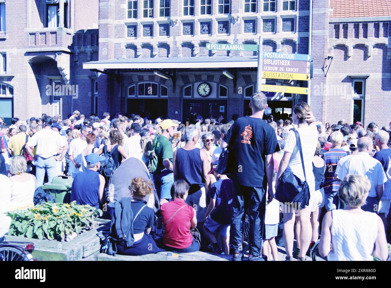 Busy Station, Zandvoort, Zandvoort, 08-08-1998, Whizgle Dutch News: Historical Images Tailored for the Future. Erkunden Sie die Vergangenheit der Niederlande mit modernen Perspektiven durch Bilder von niederländischen Agenturen. Verbinden der Ereignisse von gestern mit den Erkenntnissen von morgen. Begeben Sie sich auf eine zeitlose Reise mit Geschichten, die unsere Zukunft prägen. Stockfoto