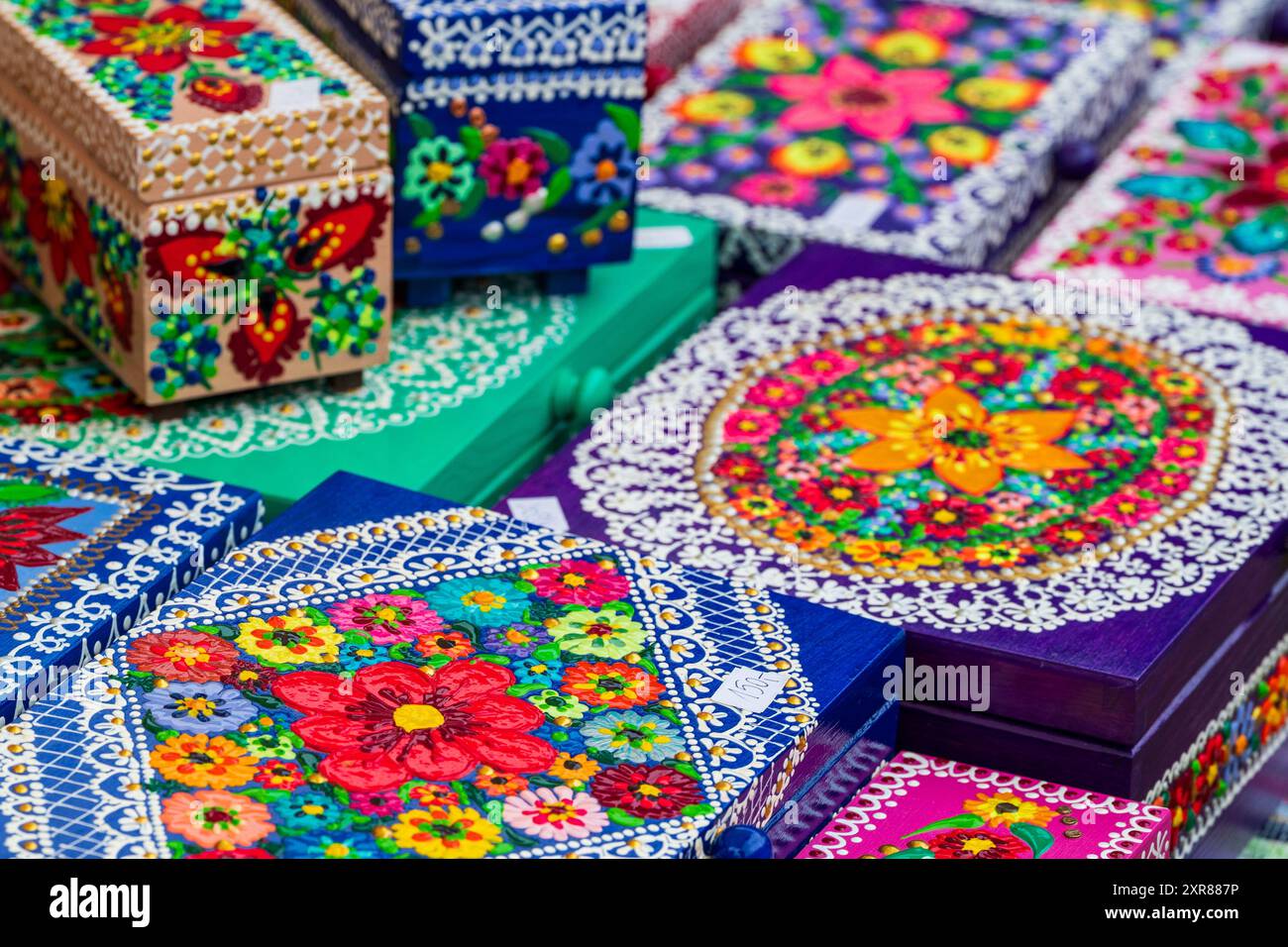 Nahaufnahme handwerklicher Textilprodukte in traditionellem polnischen Volksmuster auf einer Kunstmesse in Polen Stockfoto