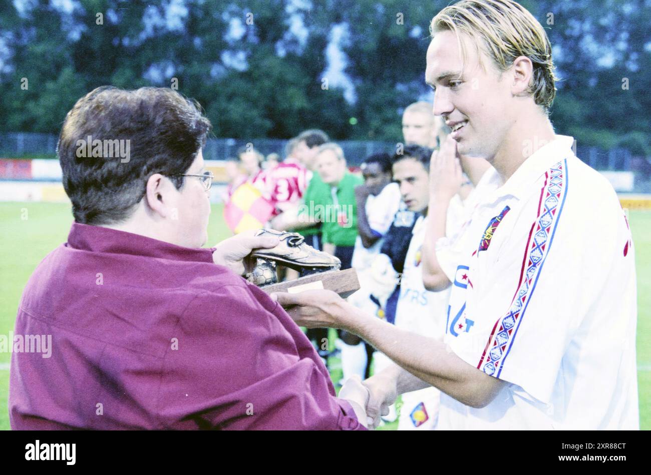 Player of the Year Smit, Telstar, 30-08-2001, Whizgle Dutch News: Historical Images Tailored for the Future. Erkunden Sie die Vergangenheit der Niederlande mit modernen Perspektiven durch Bilder von niederländischen Agenturen. Verbinden der Ereignisse von gestern mit den Erkenntnissen von morgen. Begeben Sie sich auf eine zeitlose Reise mit Geschichten, die unsere Zukunft prägen. Stockfoto