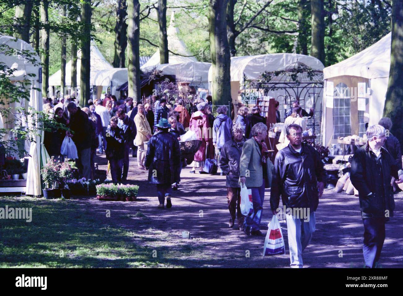 Haus und Garten, Hektik und Hektik, Velsen, 06-05-1997, Whizgle Dutch News: historische Bilder für die Zukunft. Erkunden Sie die Vergangenheit der Niederlande mit modernen Perspektiven durch Bilder von niederländischen Agenturen. Verbinden der Ereignisse von gestern mit den Erkenntnissen von morgen. Begeben Sie sich auf eine zeitlose Reise mit Geschichten, die unsere Zukunft prägen. Stockfoto