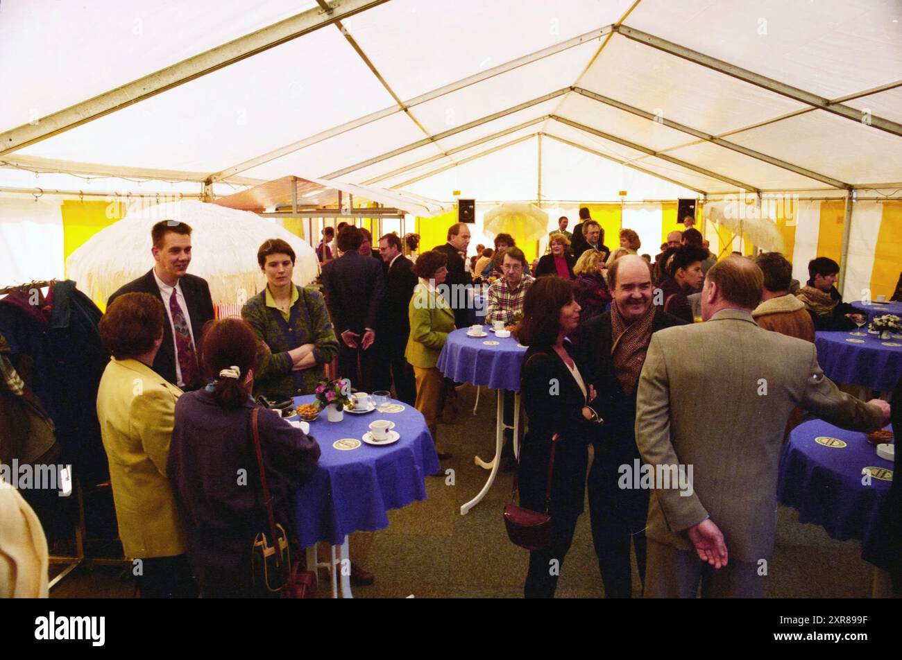 Teilnehmer beim Pflanzen des ersten Baumes (?) Von einer neuen Wohnsiedlung, 00-00-1994, Whizgle Dutch News: Historische Bilder zugeschnitten auf die Zukunft. Erkunden Sie die Vergangenheit der Niederlande mit modernen Perspektiven durch Bilder von niederländischen Agenturen. Verbinden der Ereignisse von gestern mit den Erkenntnissen von morgen. Begeben Sie sich auf eine zeitlose Reise mit Geschichten, die unsere Zukunft prägen. Stockfoto