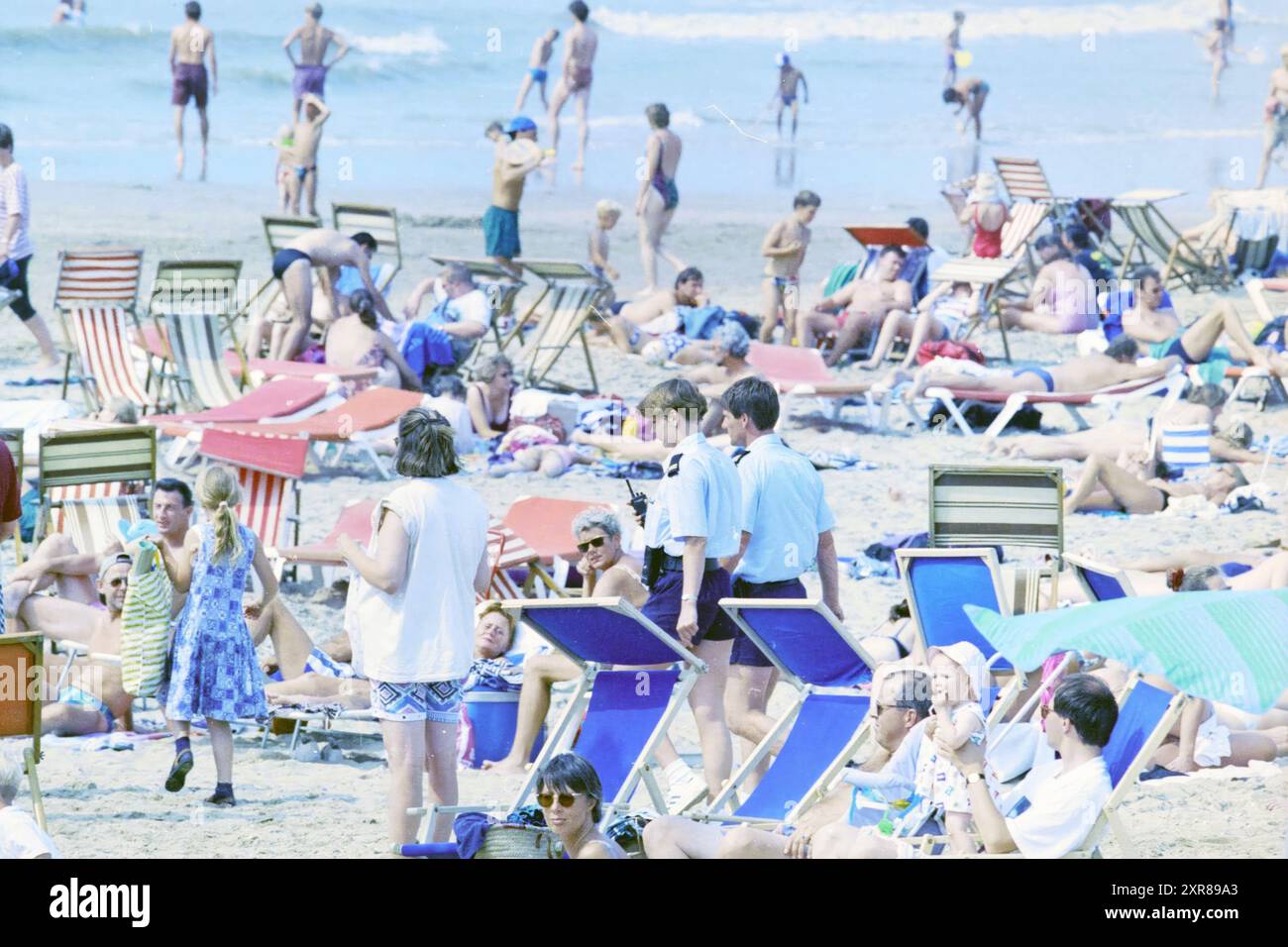 Beach Police, B'daal, Bloemendaal aan Zee, 08-07-1995, Whizgle Dutch News: Historical Images Tailored for the Future. Erkunden Sie die Vergangenheit der Niederlande mit modernen Perspektiven durch Bilder von niederländischen Agenturen. Verbinden der Ereignisse von gestern mit den Erkenntnissen von morgen. Begeben Sie sich auf eine zeitlose Reise mit Geschichten, die unsere Zukunft prägen. Stockfoto