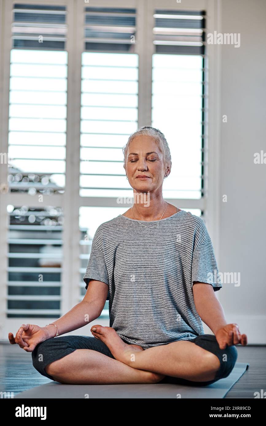 Reife Frau, Meditation und Yoga zu Hause für Fitnessziele, spirituelle Bewegung und Achtsamkeit der Friedensheilung. Weibliche Person, Chakra und Entspannung für Stockfoto