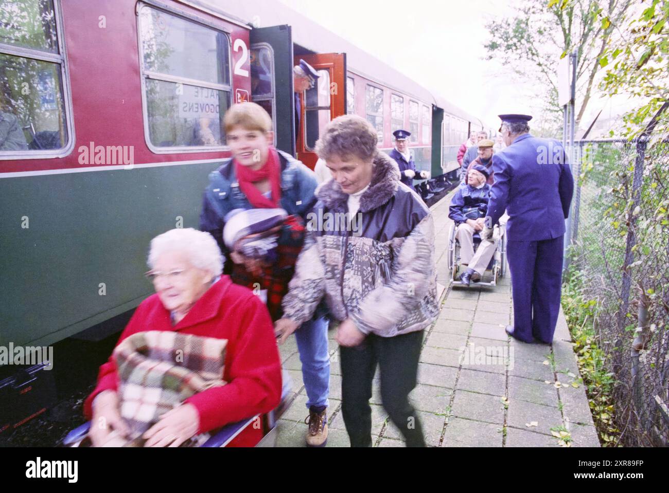 Tour für behinderte Senioren in einem Dampfzug mit Diesellokomotive auf dem Gelände von Hoogovens, Velsen-Noord, 21.-11-1995, Whizgle Dutch News: Historische Bilder für die Zukunft. Erkunden Sie die Vergangenheit der Niederlande mit modernen Perspektiven durch Bilder von niederländischen Agenturen. Verbinden der Ereignisse von gestern mit den Erkenntnissen von morgen. Begeben Sie sich auf eine zeitlose Reise mit Geschichten, die unsere Zukunft prägen. Stockfoto