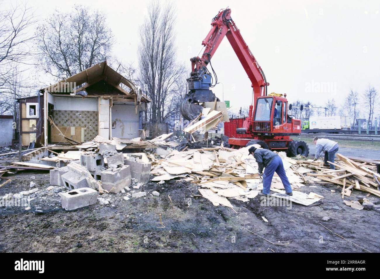 Abriss des Hauses in Keggeviaduct, H'lem, Haarlem, Niederlande, 16-02-1997, Whizgle Dutch News: historische Bilder für die Zukunft. Erkunden Sie die Vergangenheit der Niederlande mit modernen Perspektiven durch Bilder von niederländischen Agenturen. Verbinden der Ereignisse von gestern mit den Erkenntnissen von morgen. Begeben Sie sich auf eine zeitlose Reise mit Geschichten, die unsere Zukunft prägen. Stockfoto